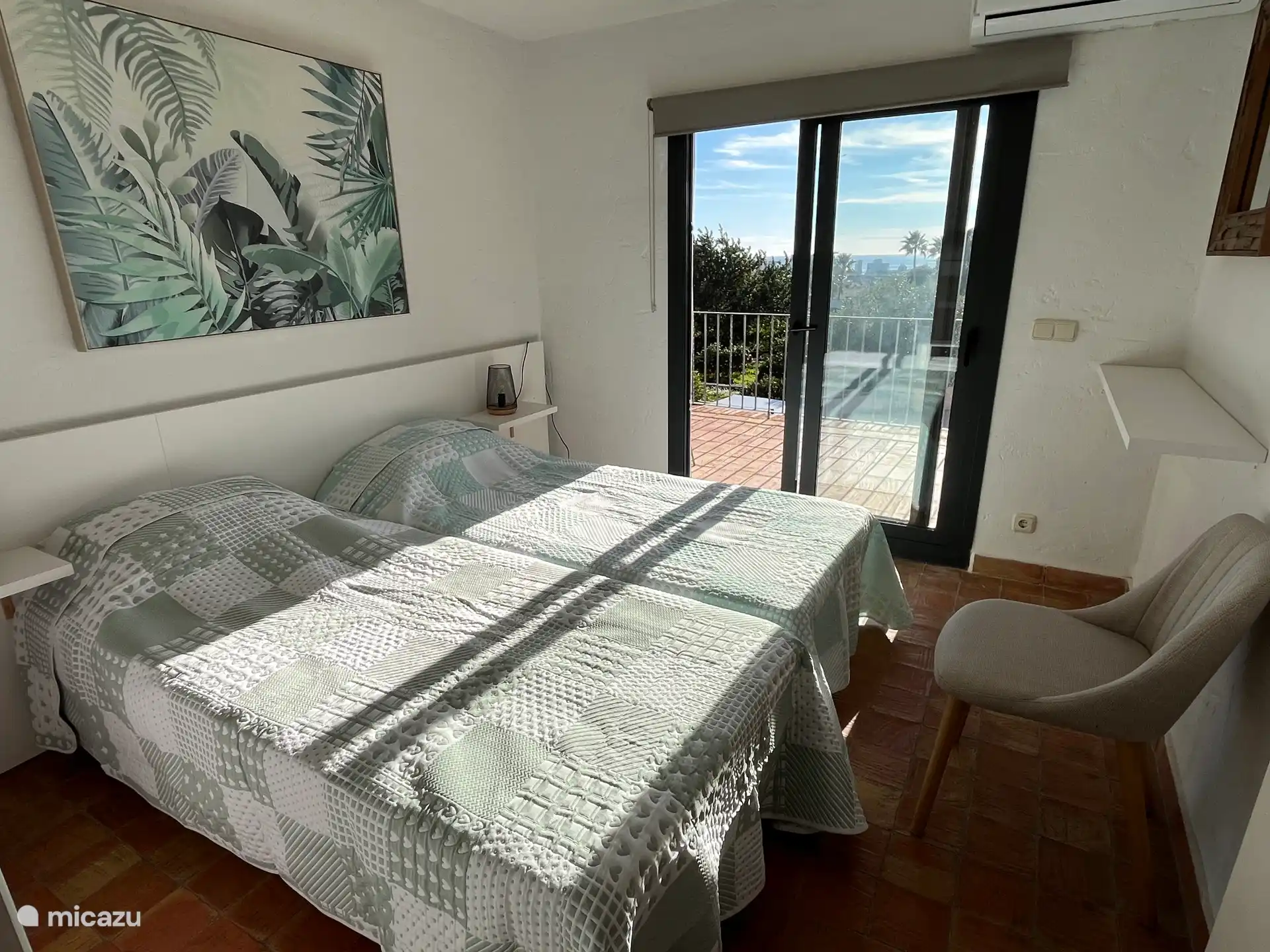 Dormitorio 2 con 2 camas individuales y 1 litera (4 personas en total)