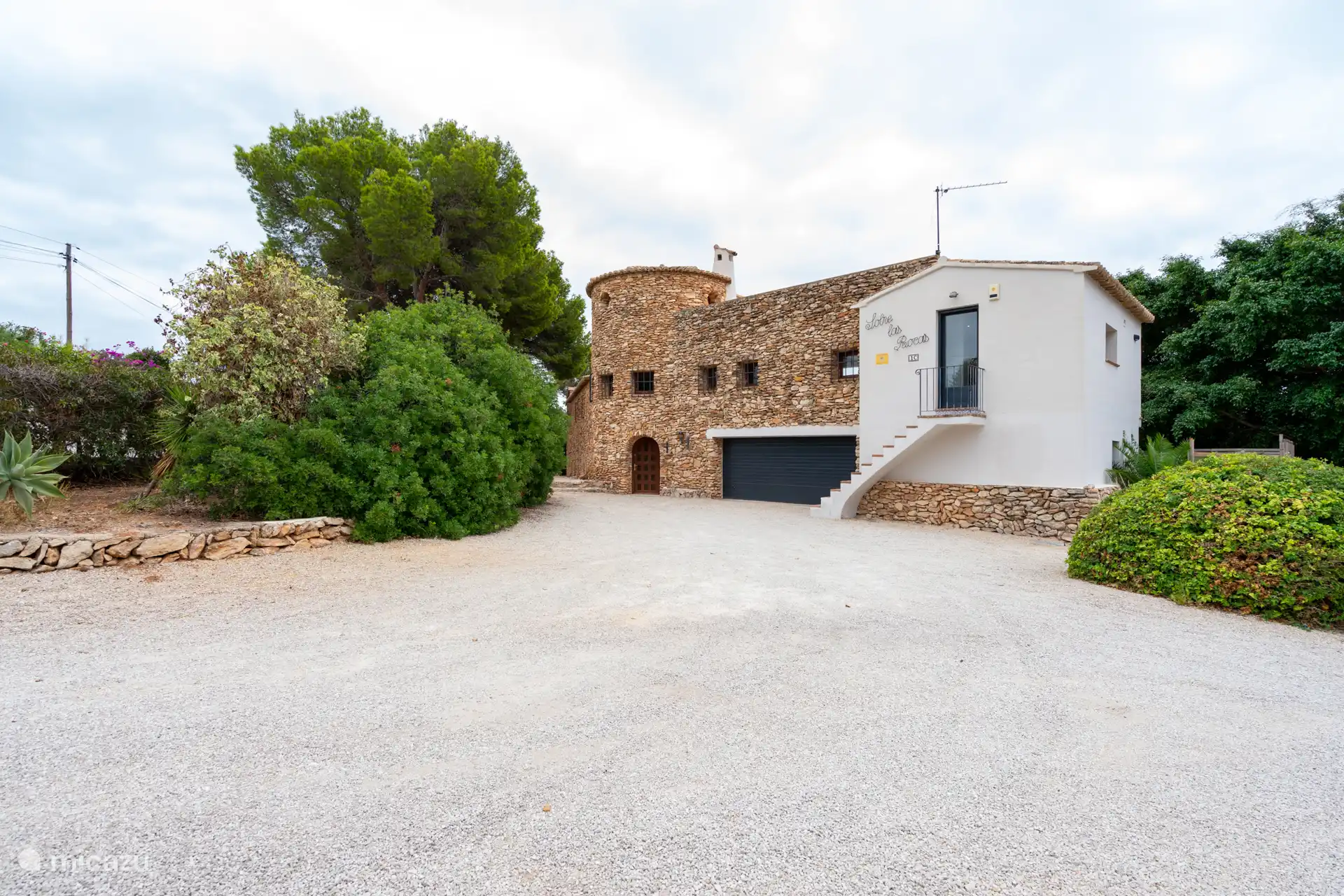 Große Auffahrt mit ausreichend Parkmöglichkeiten