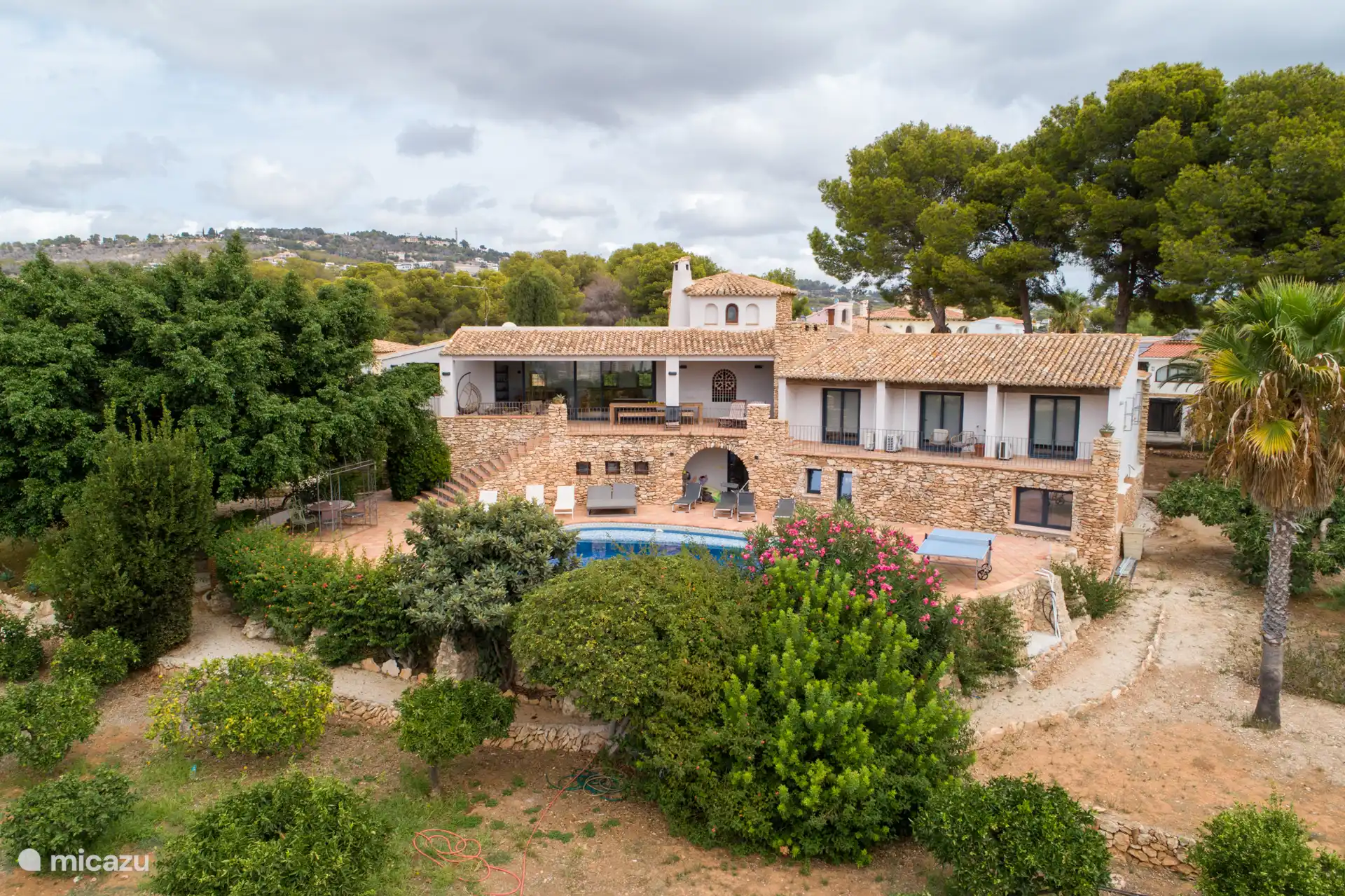 Haus von vorne mit Blick auf das Wohnzimmer und 3 Schlafzimmer