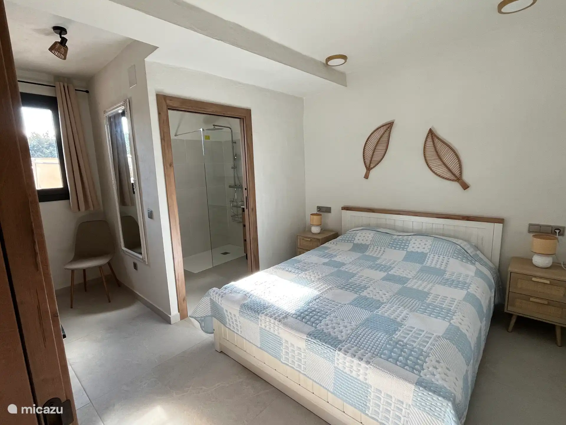 Chambre 8 avec salle de bain attenante et lit double 160 x 200 cm.