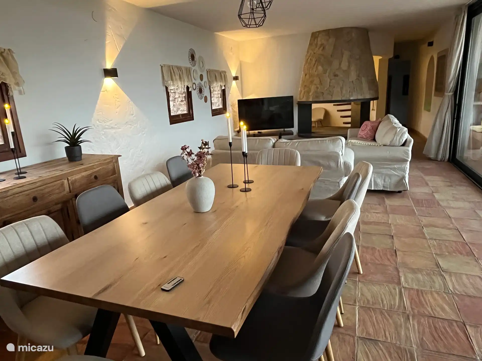 Woon- en eetkamer met grote eettafel