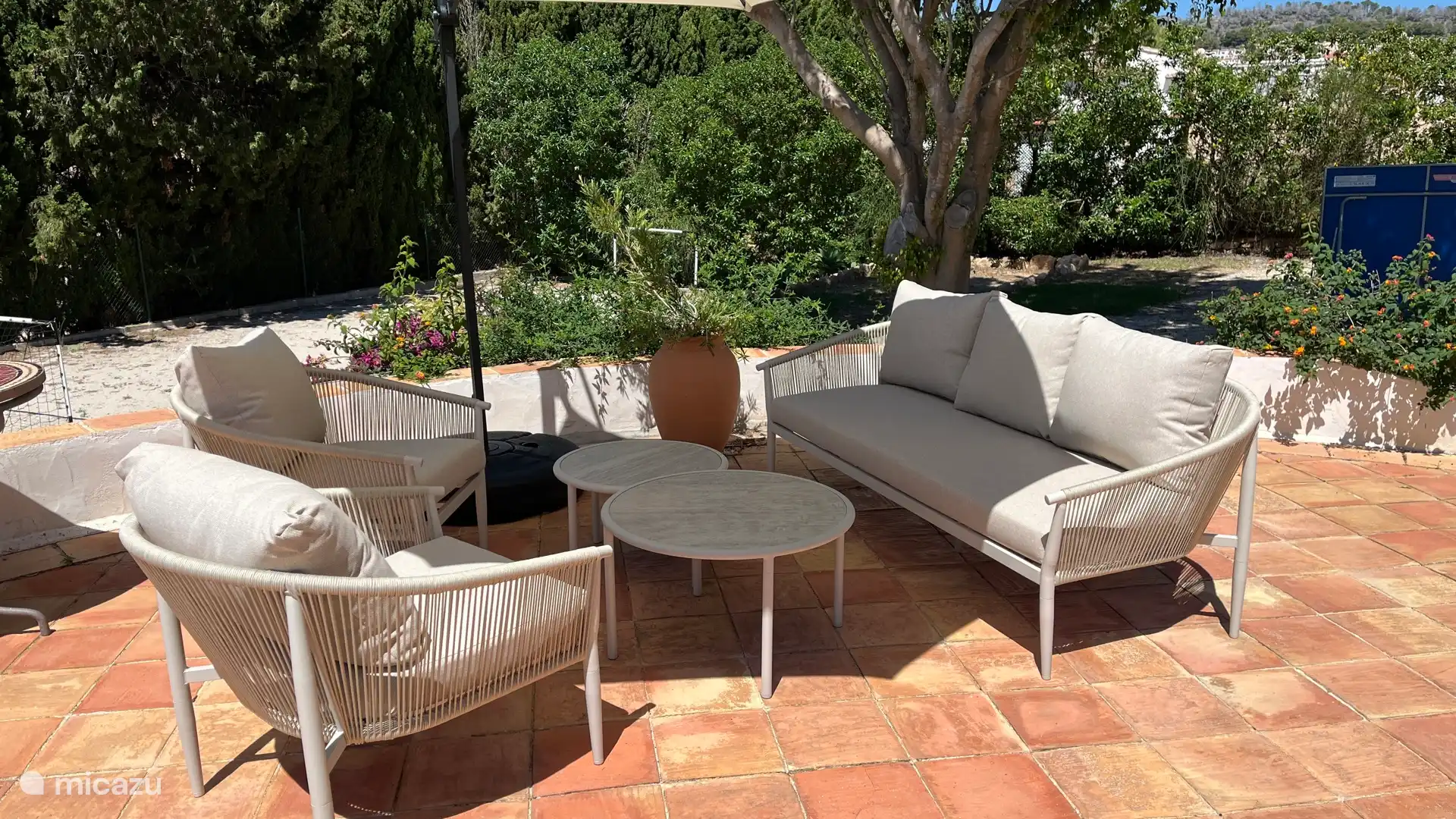 Loungemeubels op het zwembadterras