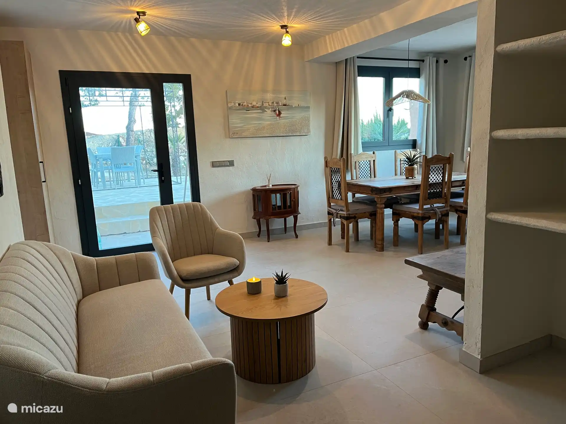 Salon avec cuisine ouverte dans l’appartement