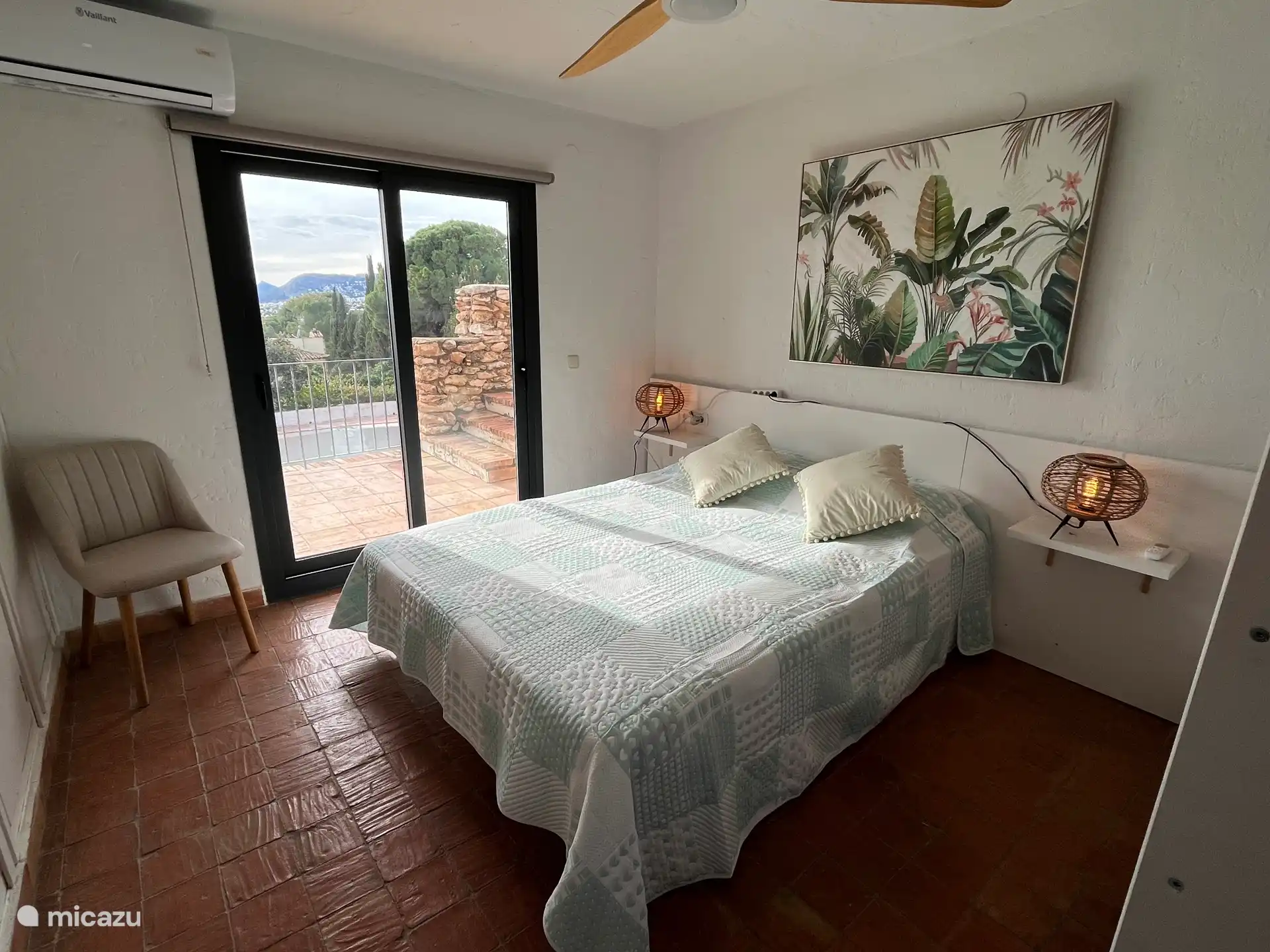 Slaapkamer 1 met uitzicht op zee, tweepersoonsbed 160 x 200 cm en stapelbed