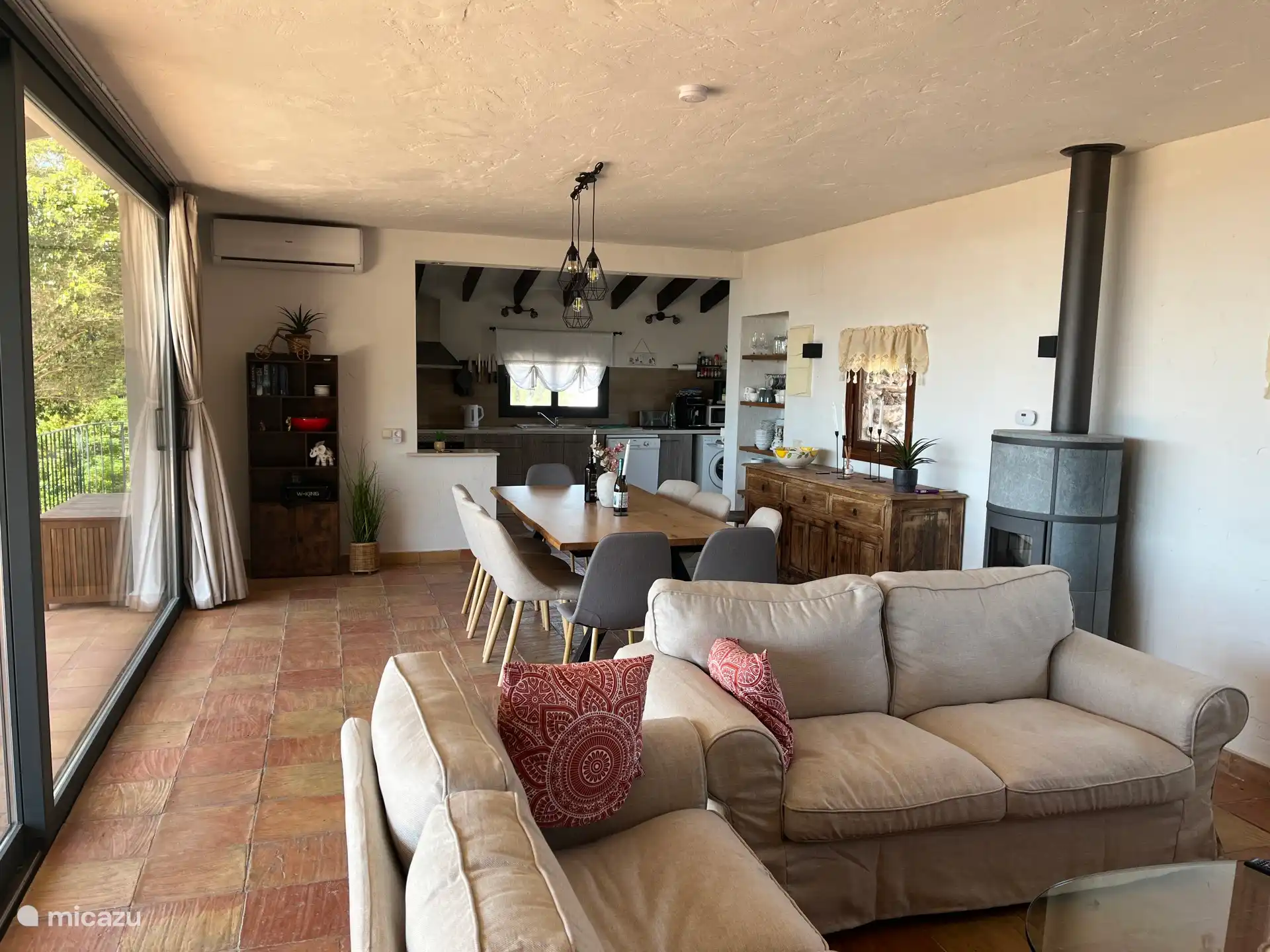 Salón y comedor con cocina abierta.
