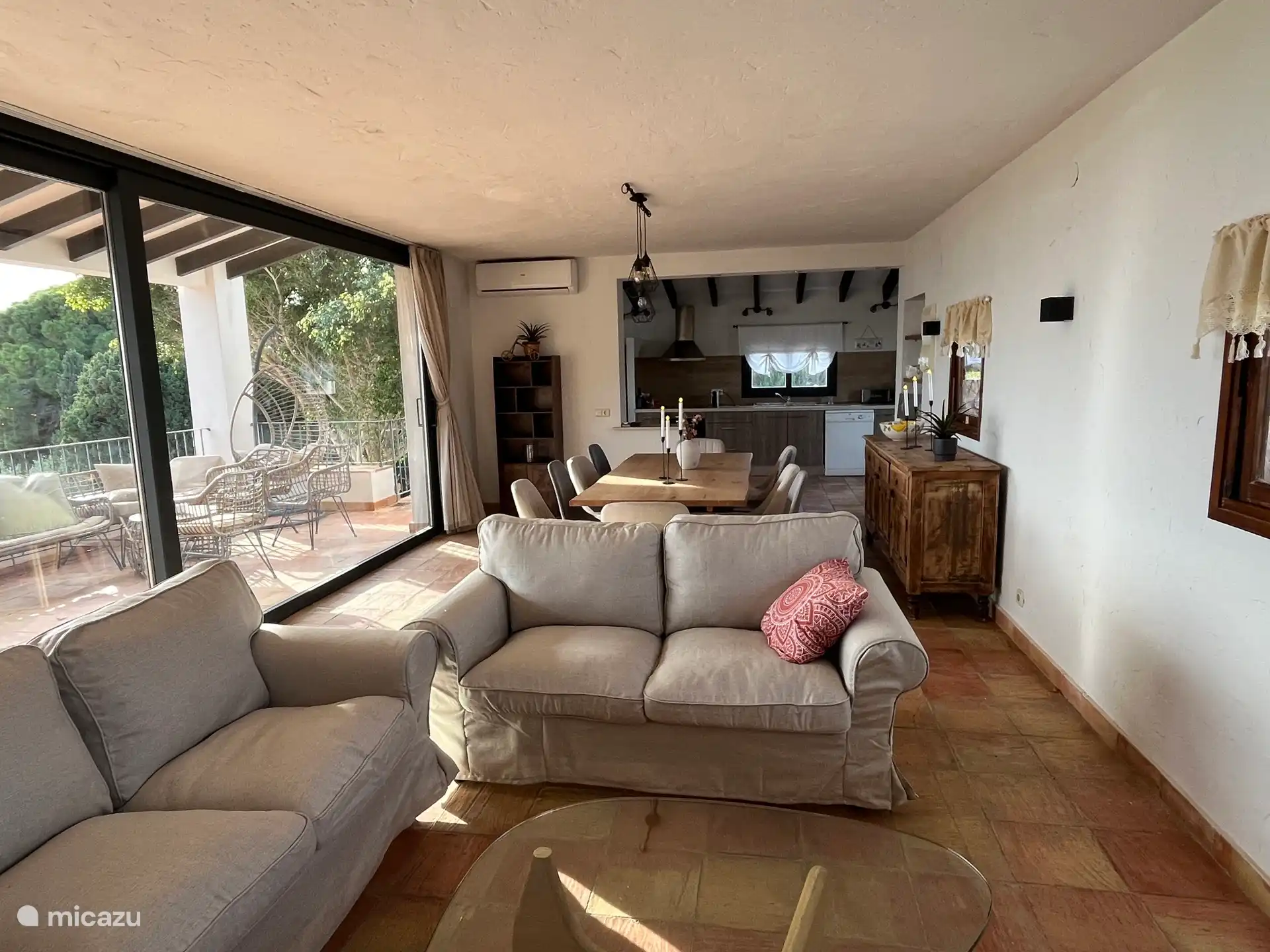 Woonkamer met open keuken