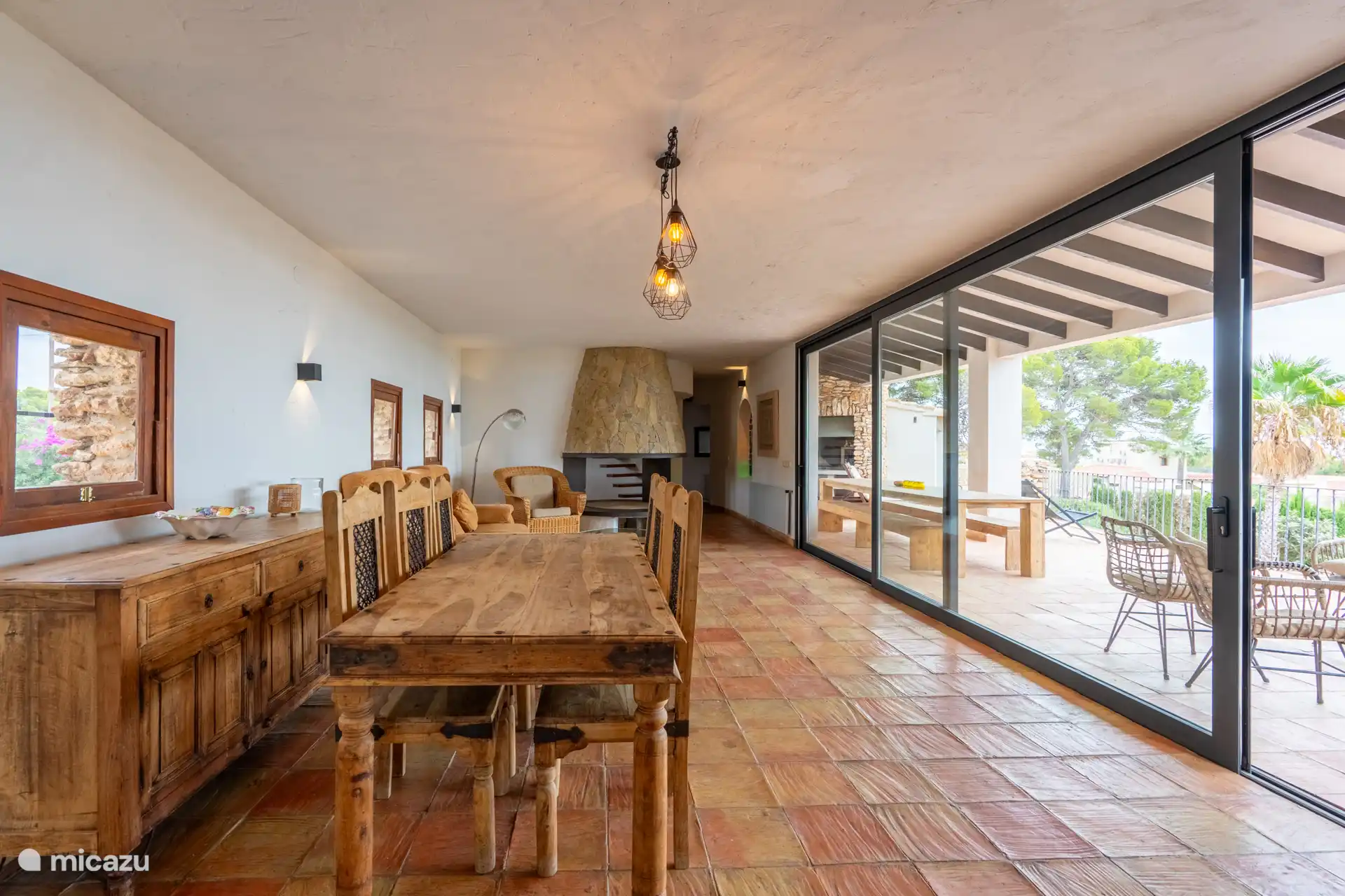 Wohn- und Esszimmer mit offener Küche