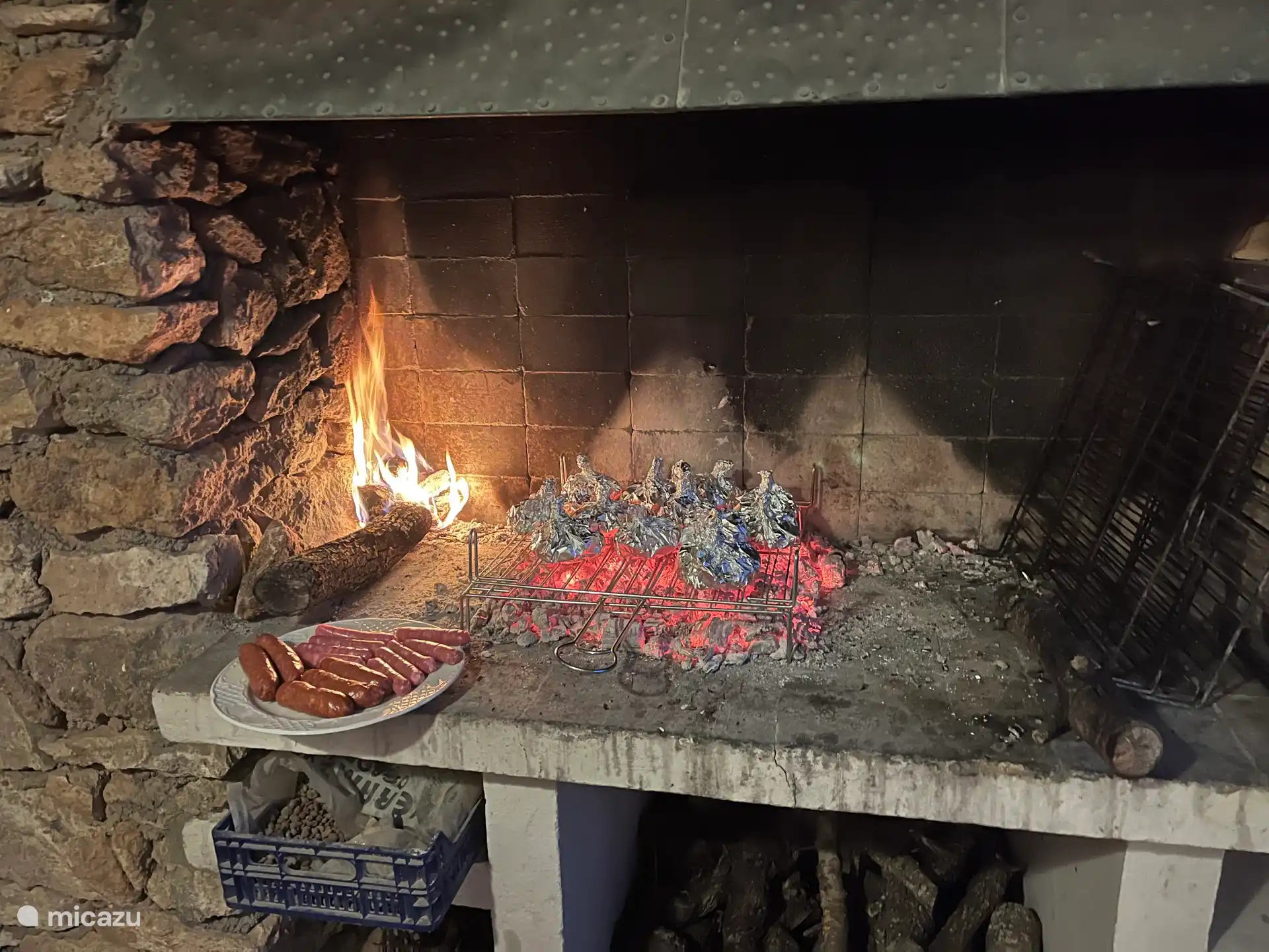 Grillen auf einem Holzfeuer