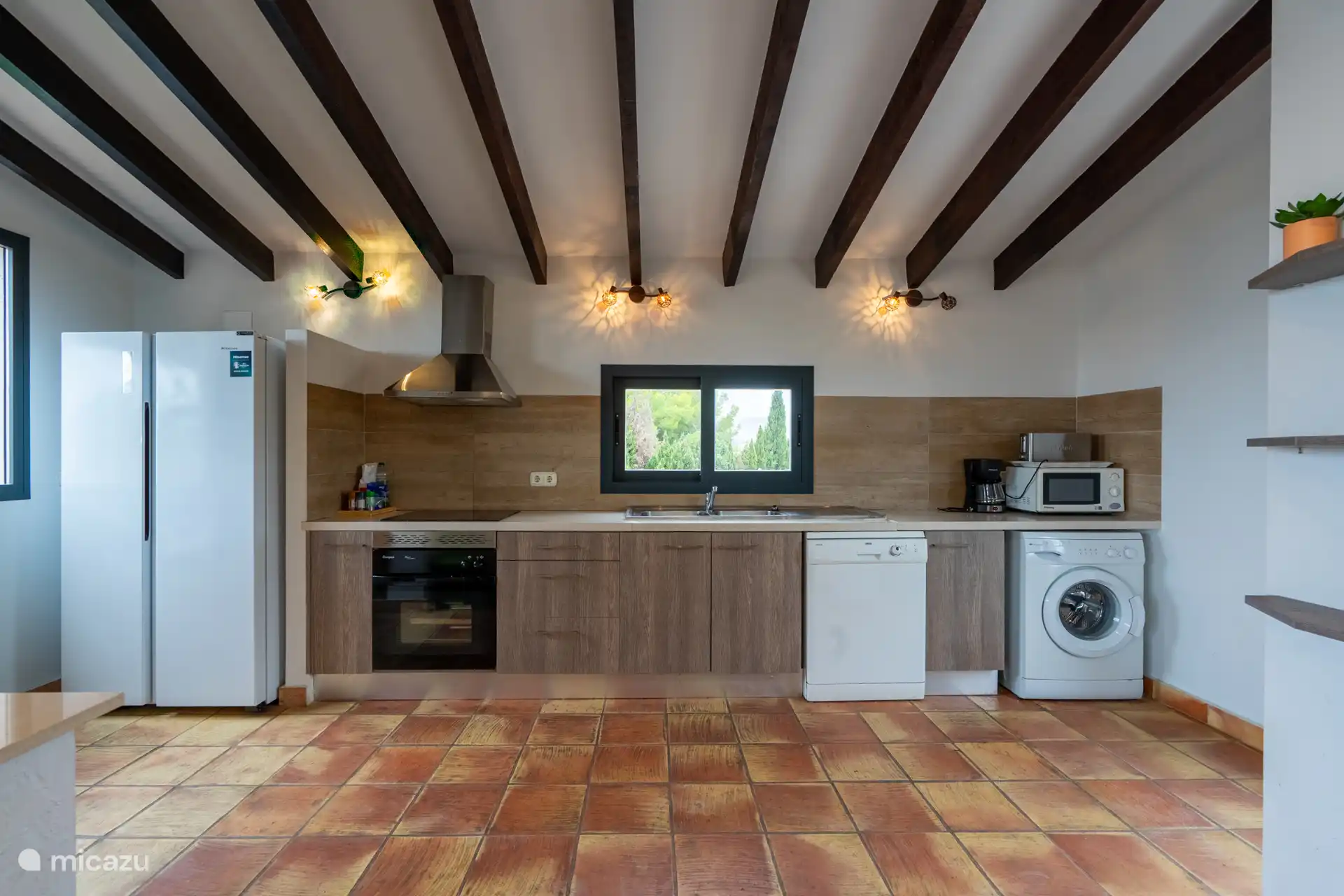 Die offene Küche grenzt an das Wohn-/Esszimmer