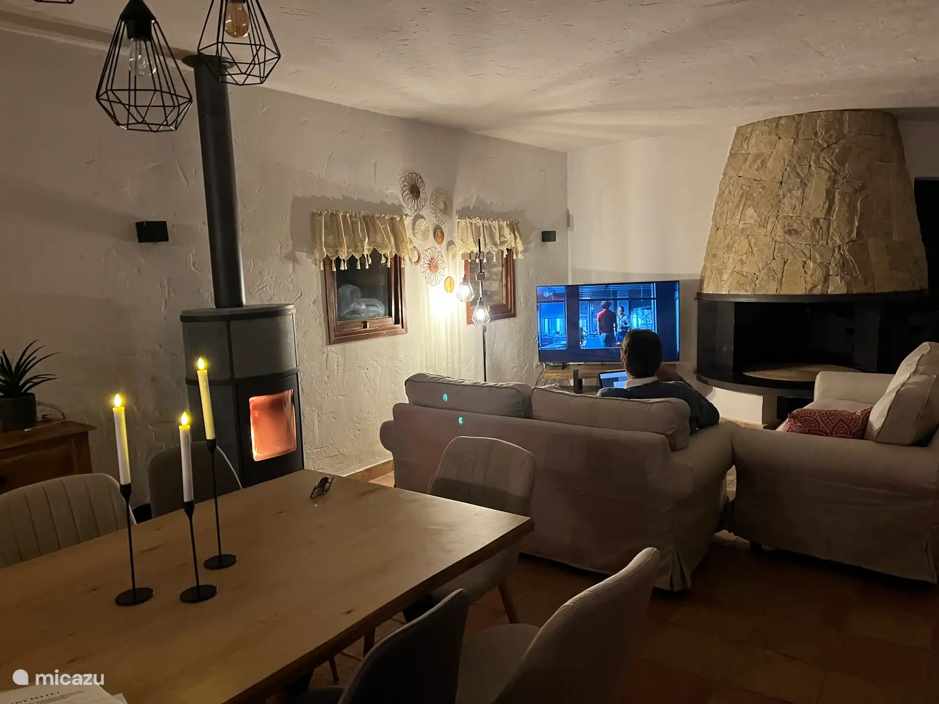 Ambiance chaleureuse en soirée avec un nouveau réchaud à granulés pour la saison plus fraîche.