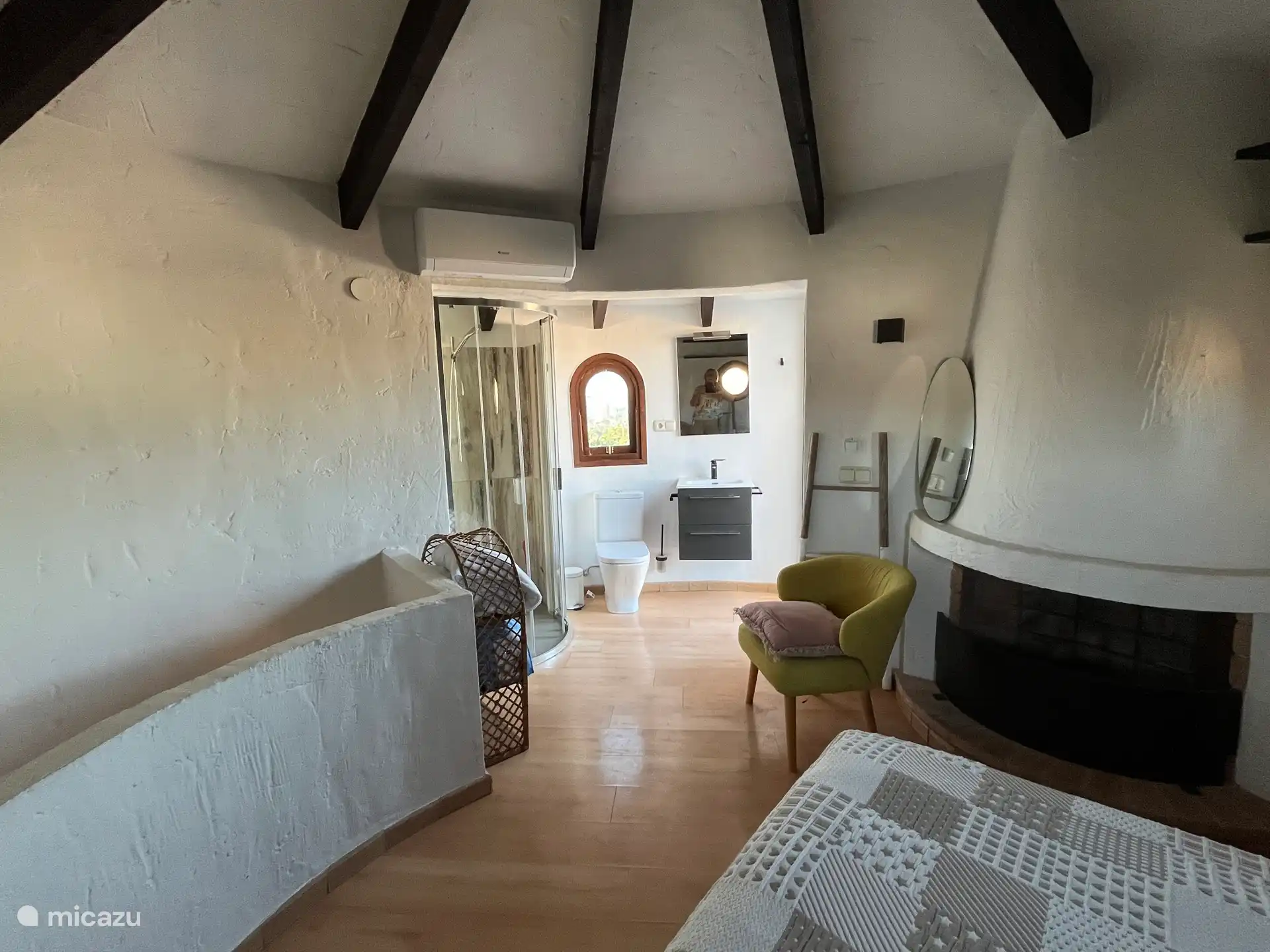 Ducha y baño privados en la habitación de la torre.
