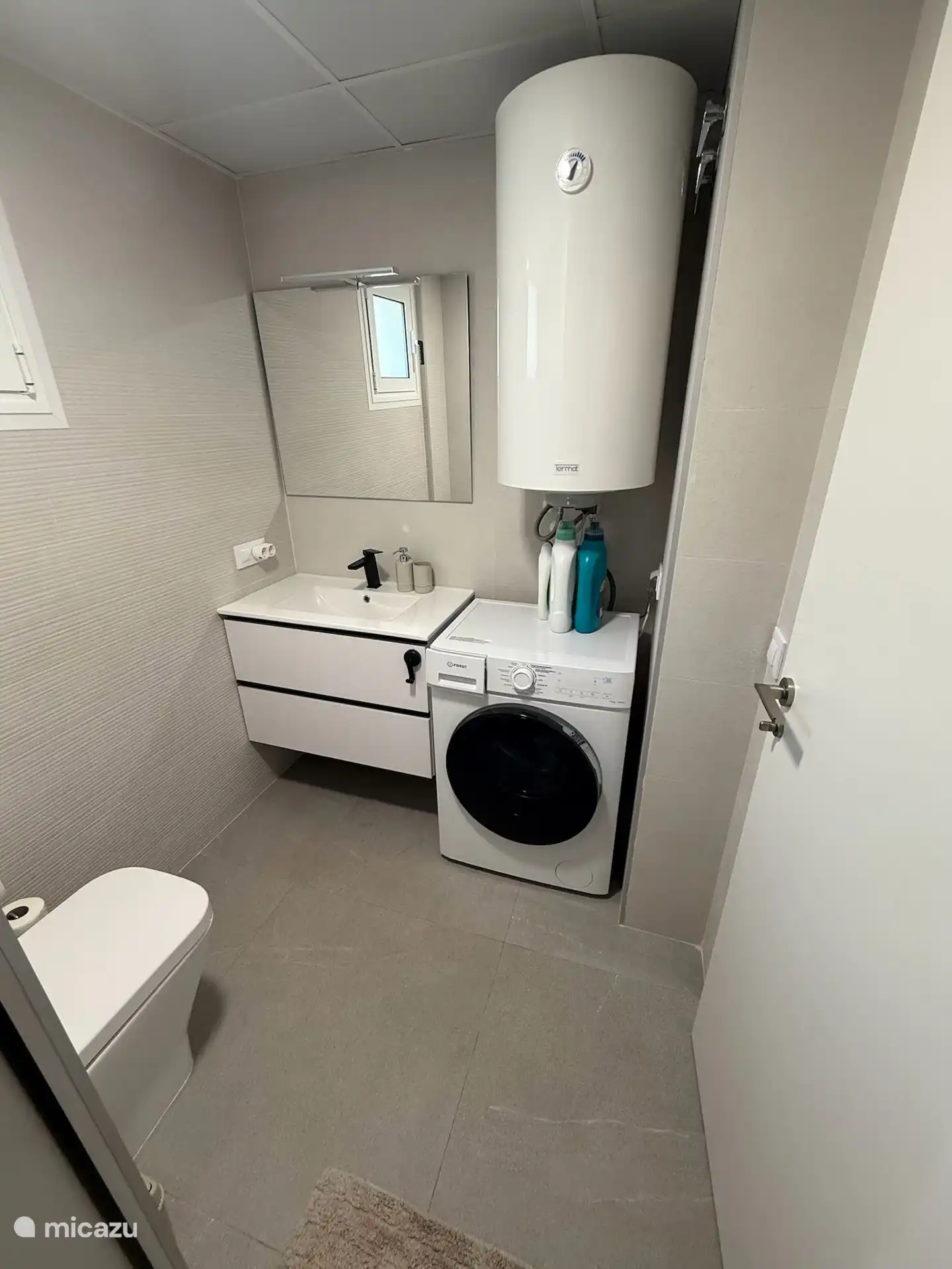 Badkamer met wasmachine en droogmachine
Meerdere set baddoeken 