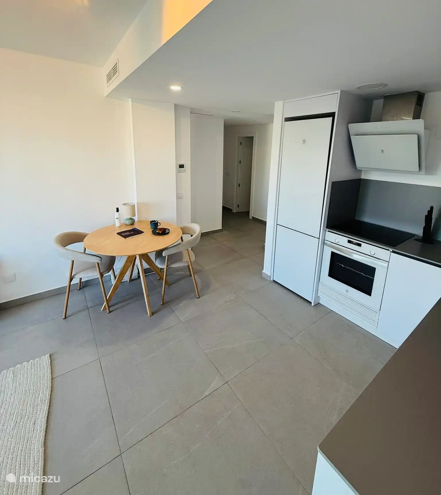 Keuken met eettafel
keuken met oven, combimagnetron, keukengerei, koffieapp, inductie, koelvries