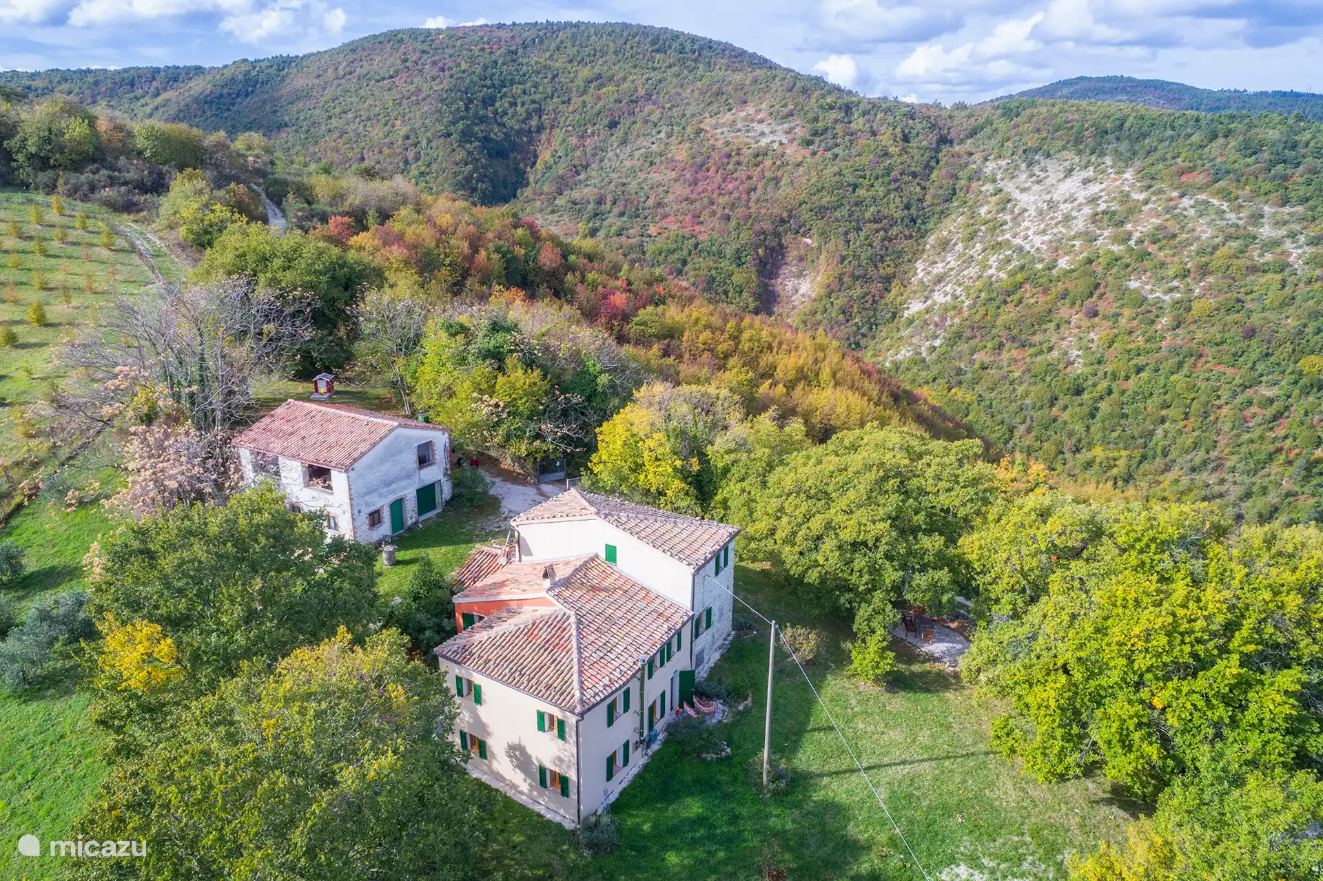 Anwesen im November, links Scheune mit Holz, Gartenmöbeln