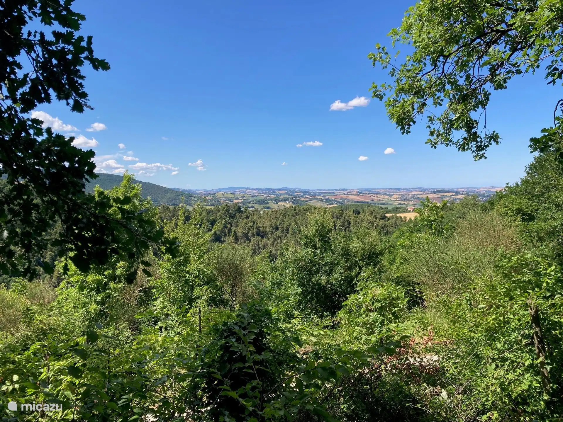 Weites Panorama, oft über 4 Hügelketten.