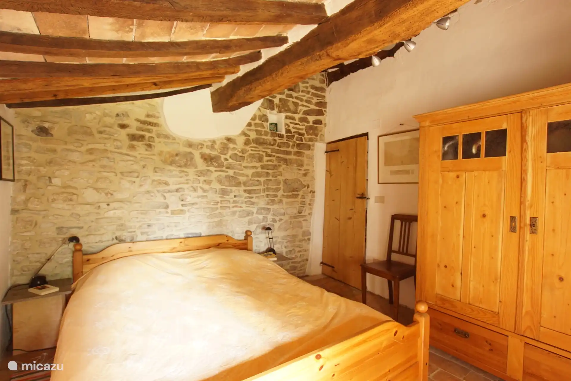 Schlafzimmer 2 mit Natursteinwandm Kleiderschrank, klimatisierbar