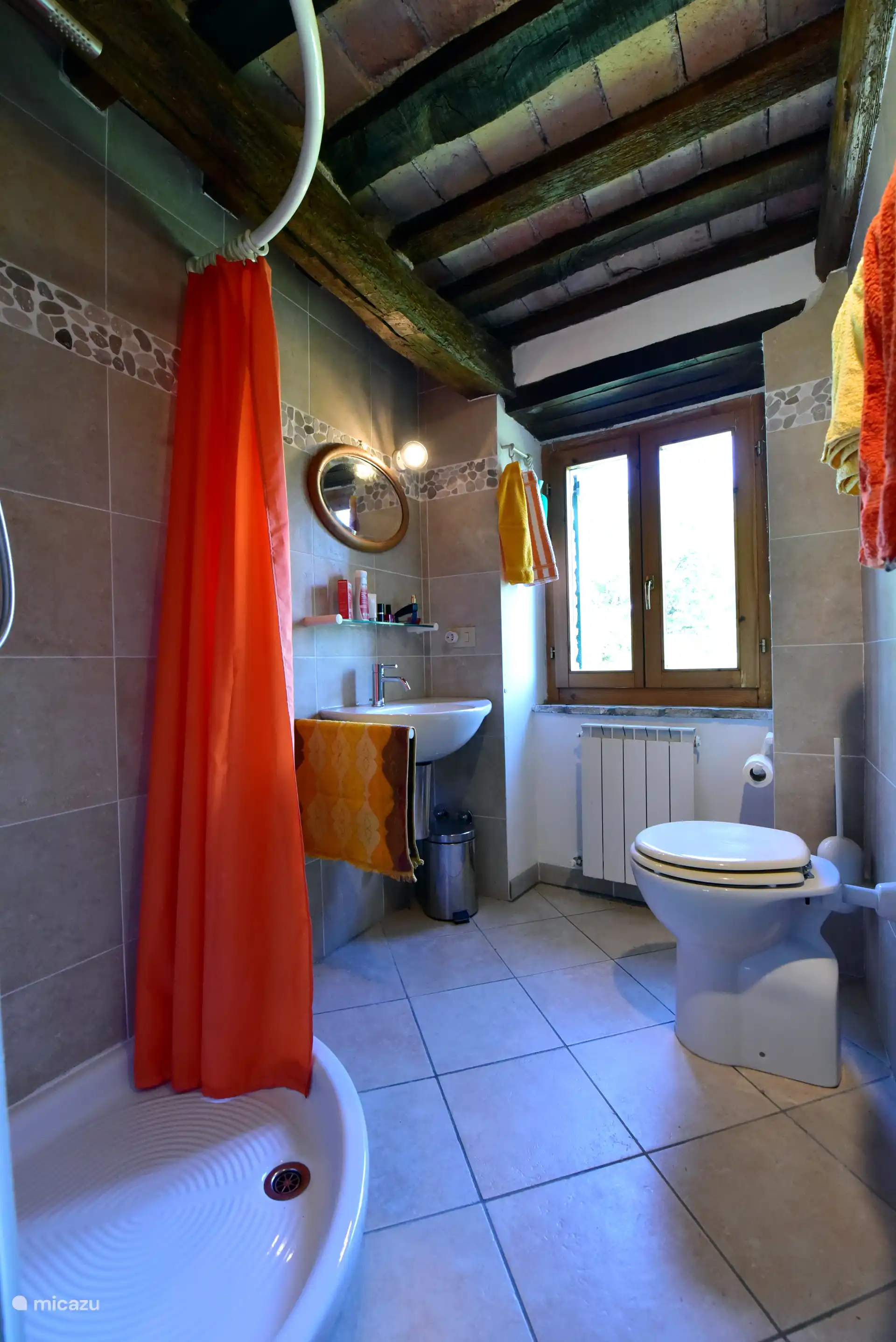 Badezimmer 2, Fenster verdunkelbar, WC, Waschbecken, Dusche.