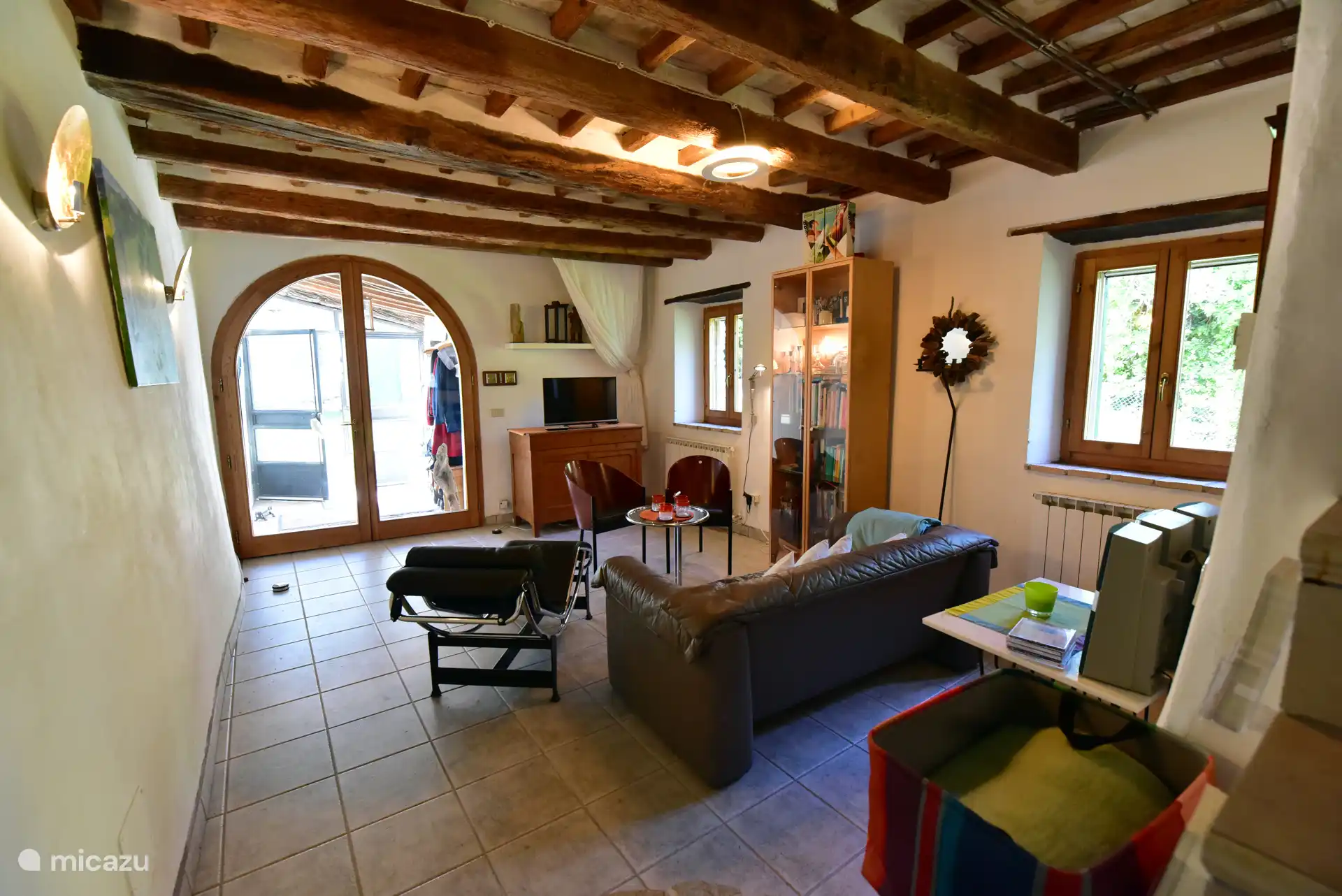 Wohnzimmer mit 2 verdunkelbaren Fenstern, SAT-TV