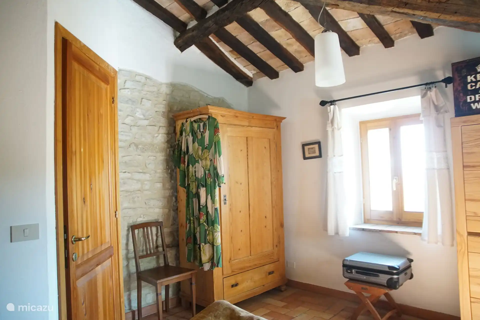 Schlafzimmer 1, es gibt 2 Fenster, verdunkelbar mit Fensterläden, klimatisierbar