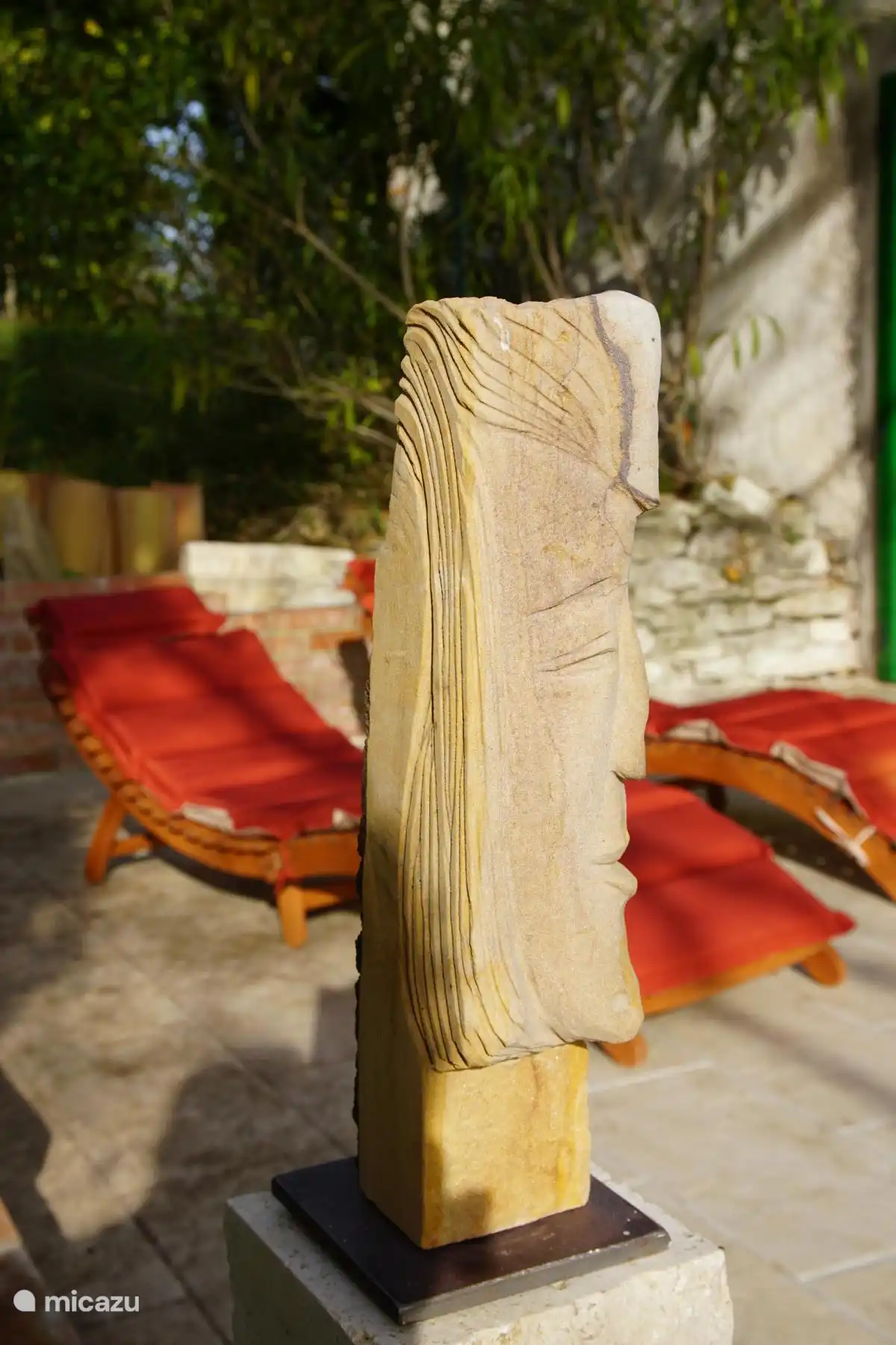 Sandsteintorso an einer der Terrassen