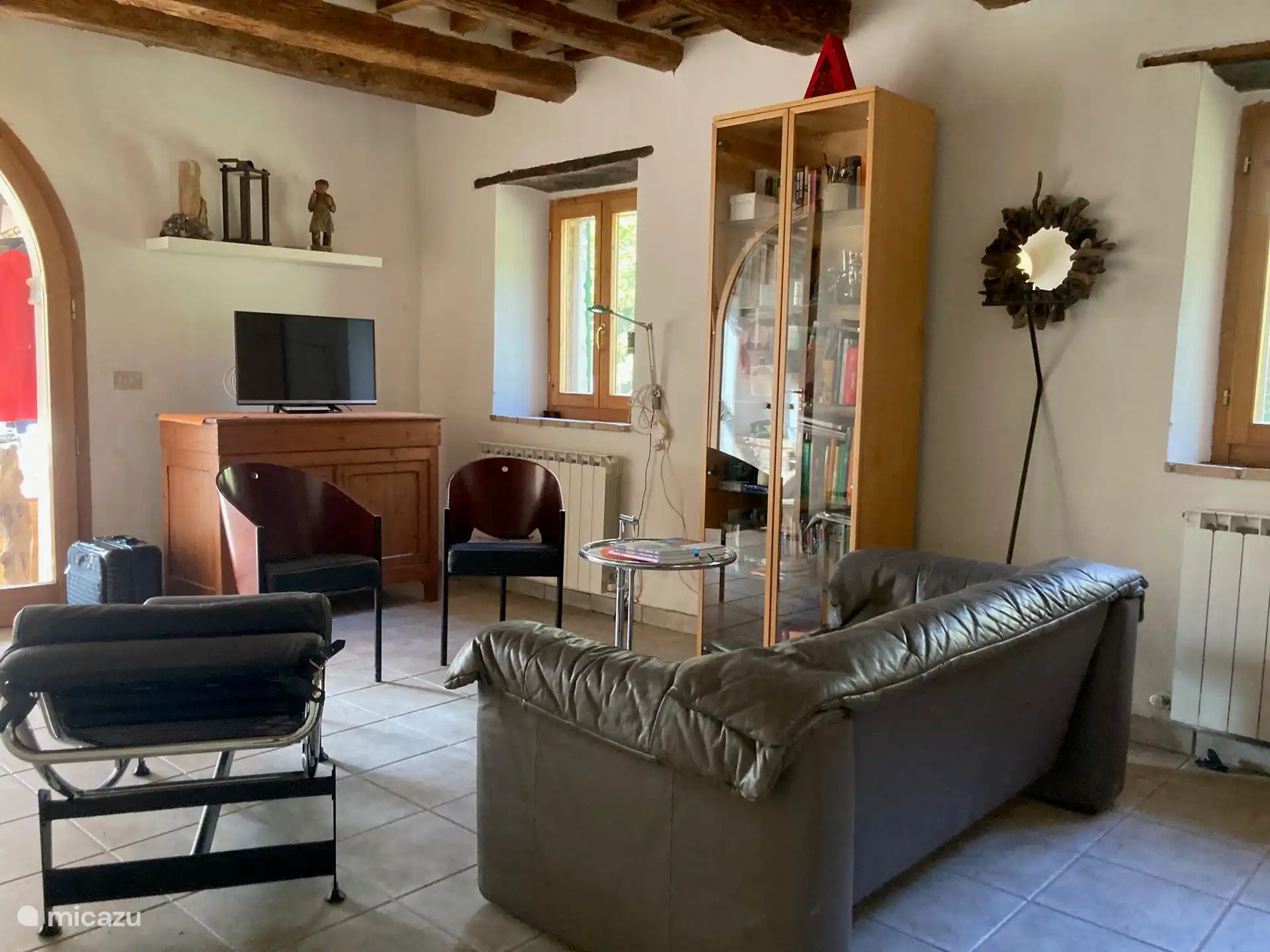 Wohnzimmer mit SAT-TV, 2 Fenster mit Schutzgitter + Fensterläden,
Corbusier, Costes, Eileen Gray, Hülsta.