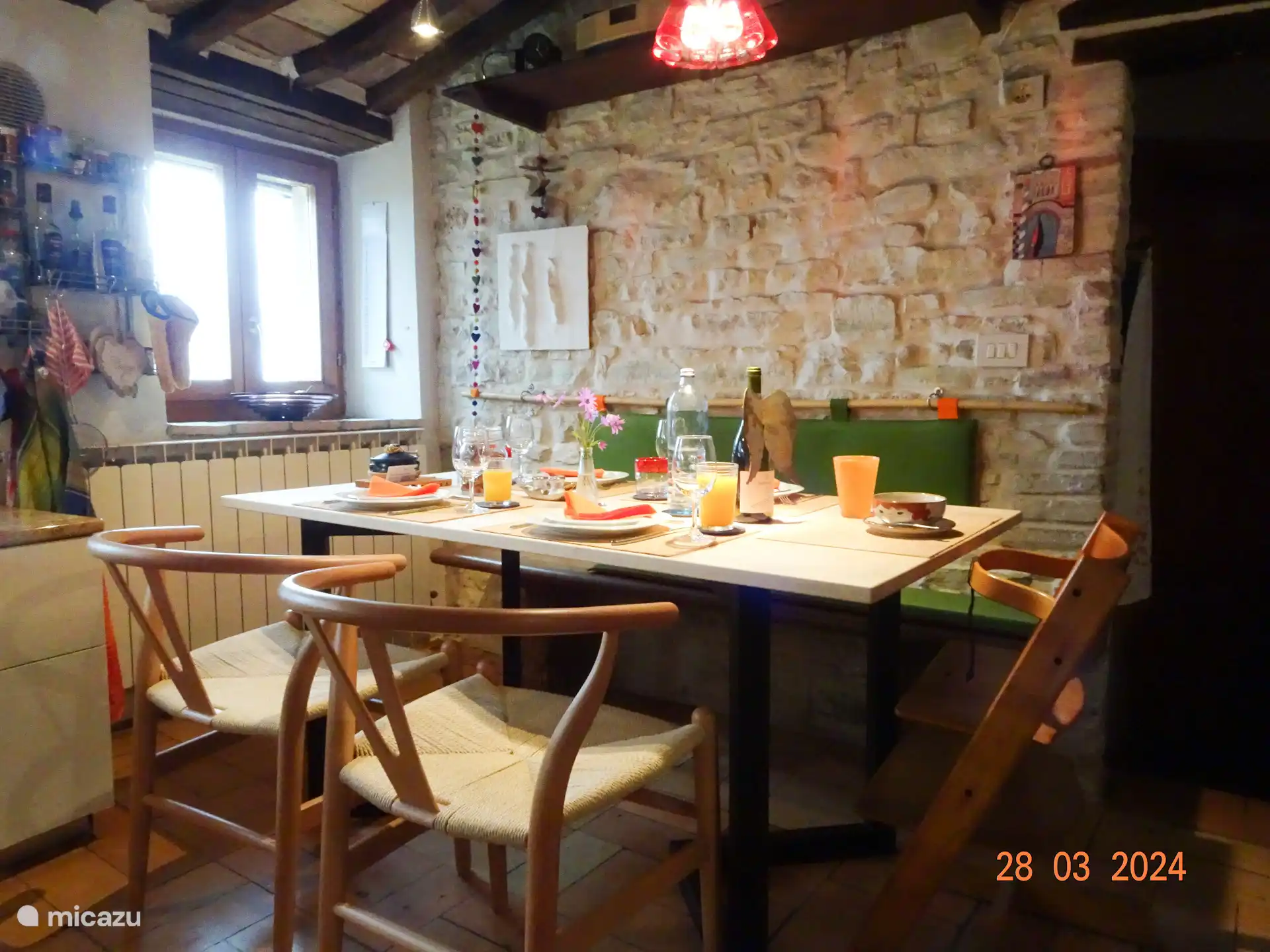 Küche - unser Herzstück mit dem großen Küchentisch