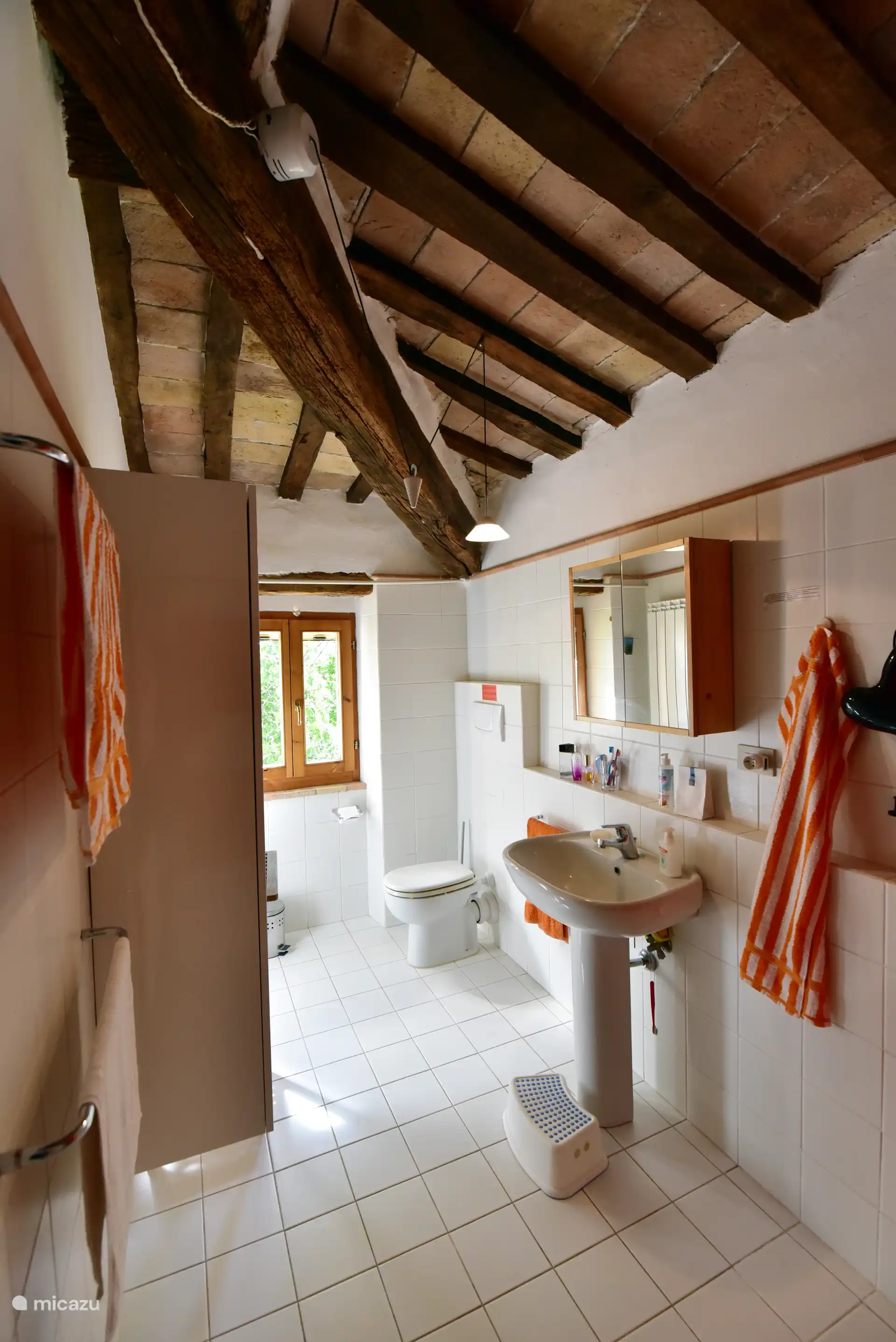 Badezimmer 1 mit Fenster, - verdunkelbar, WC, Waschbecken