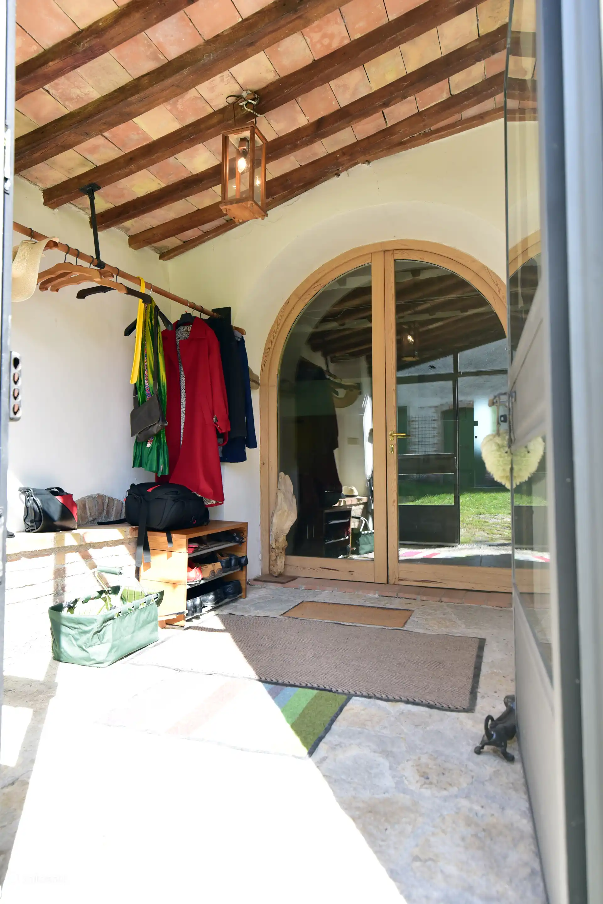 großer verglaster Eingangsbereich mit Garderobe, Schuhablagen