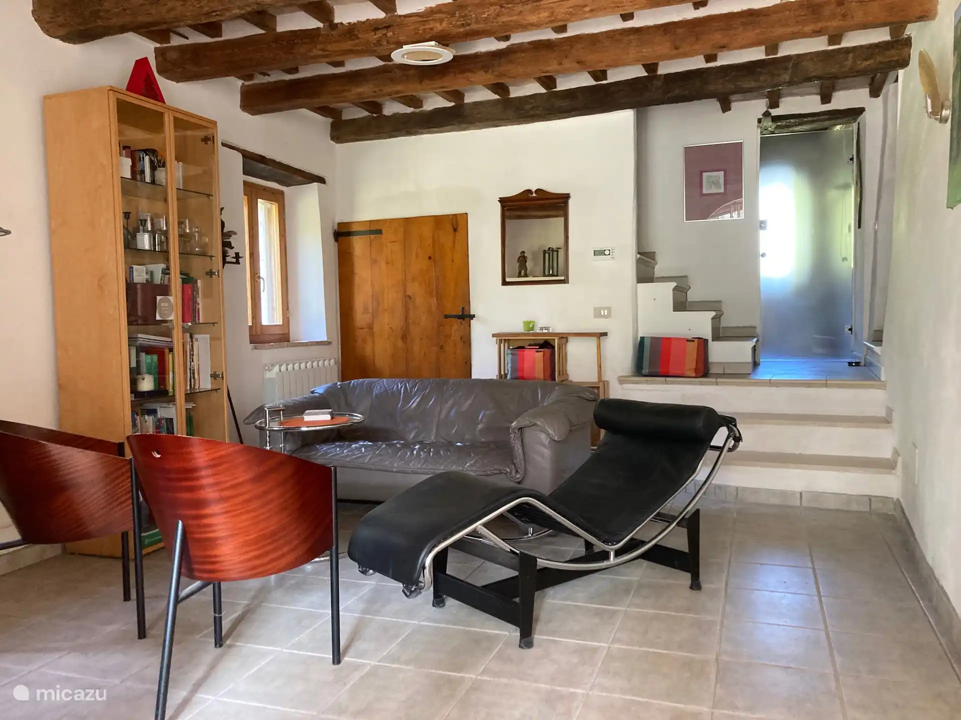 Wohnzimmer mit Designelementen von Corbusier, Costes. Eileen gray, Hülsta,,  Remberger, moderne Grafik