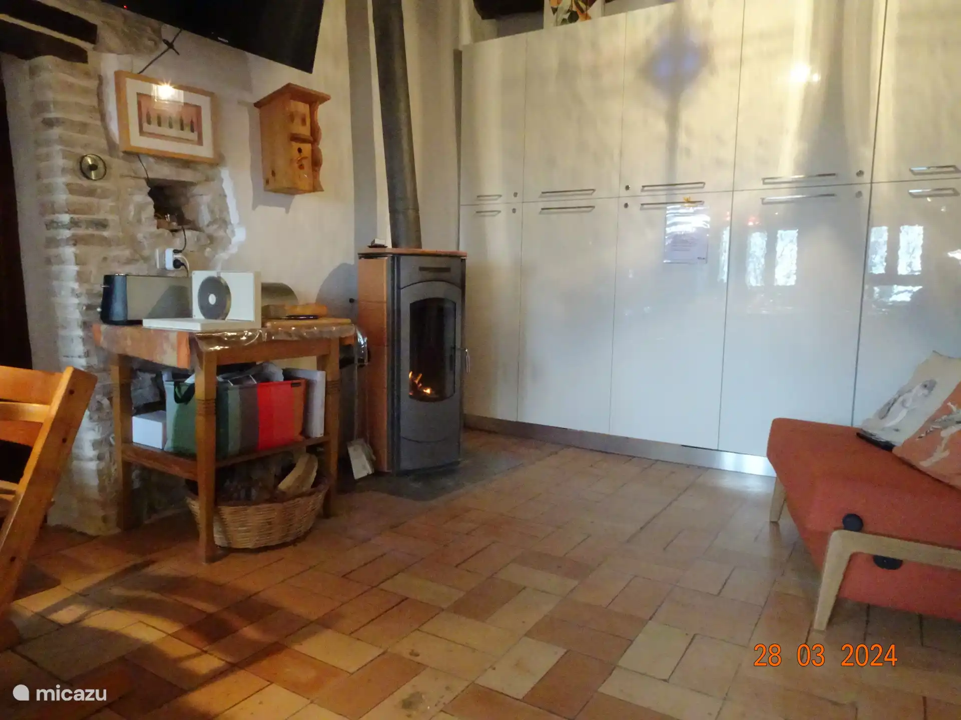 Küche mit Kaminofen, kleiner Arbeitsplatz mit Toaster - Brotschneidemaschine, Cotto-Fußboden