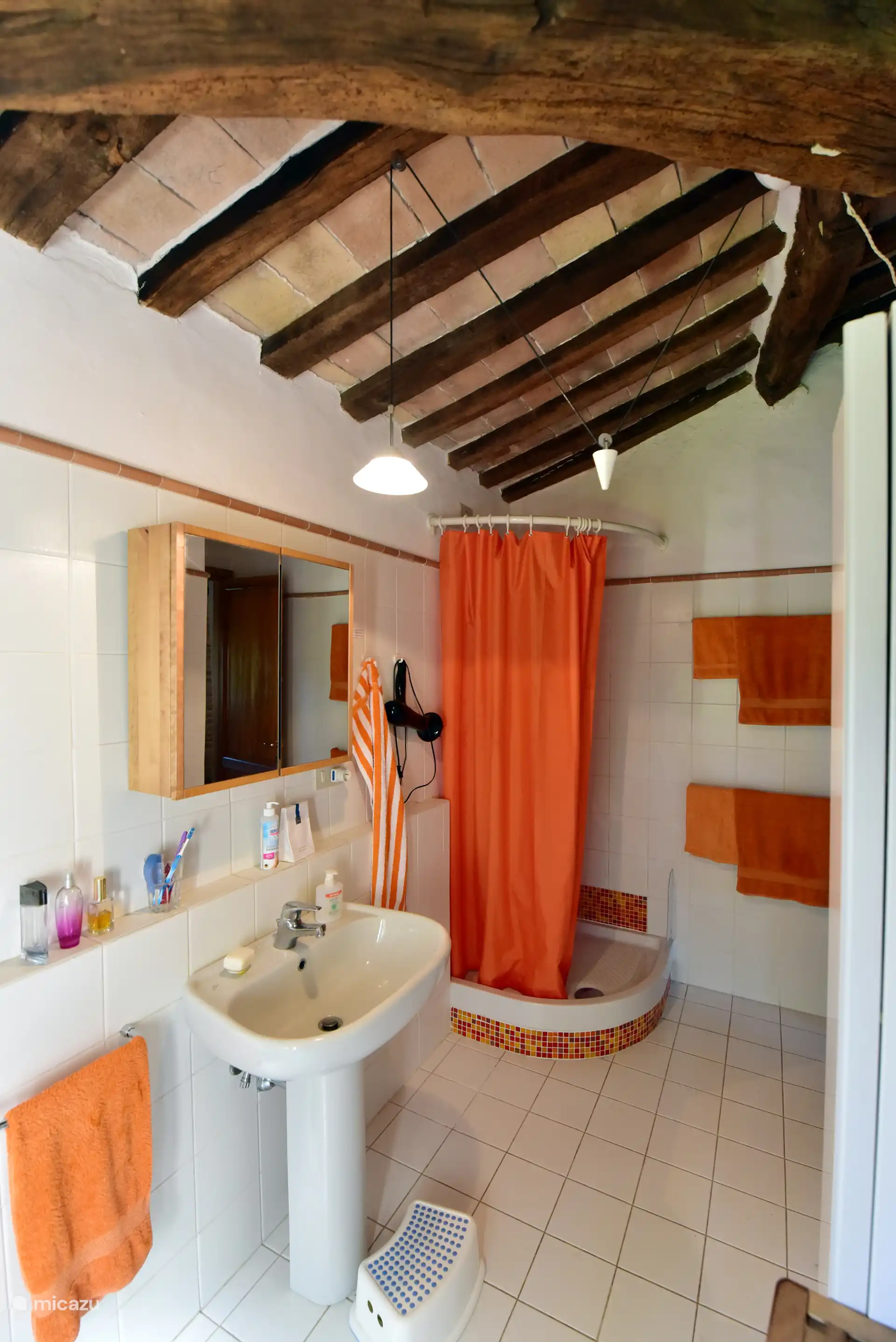 Badezimmer 1 mit vielen Ablagen