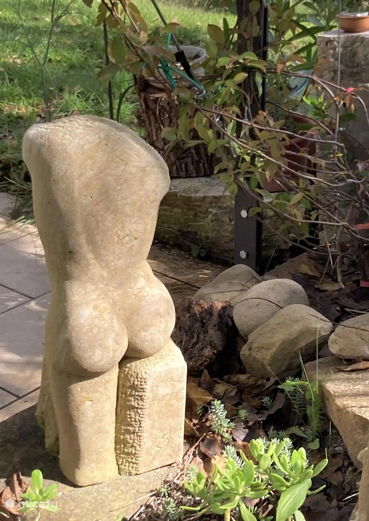 Sandsteintorso an der Pergola