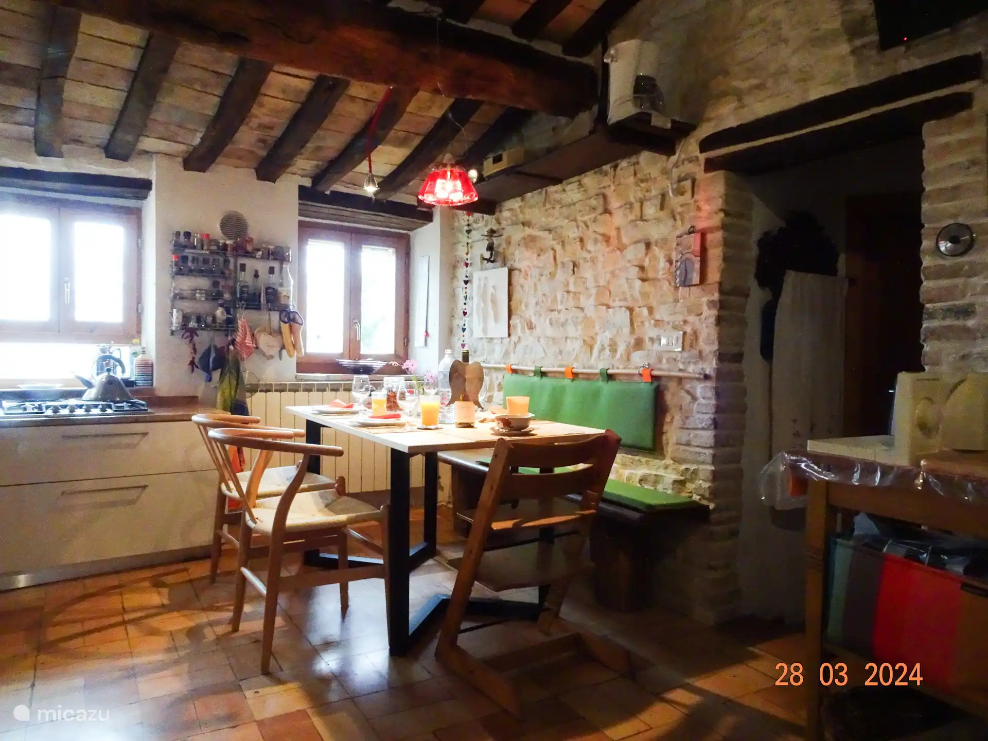 Küche mit Tisch und Induktionsherd, Campari Lampe von Ingo Maurer