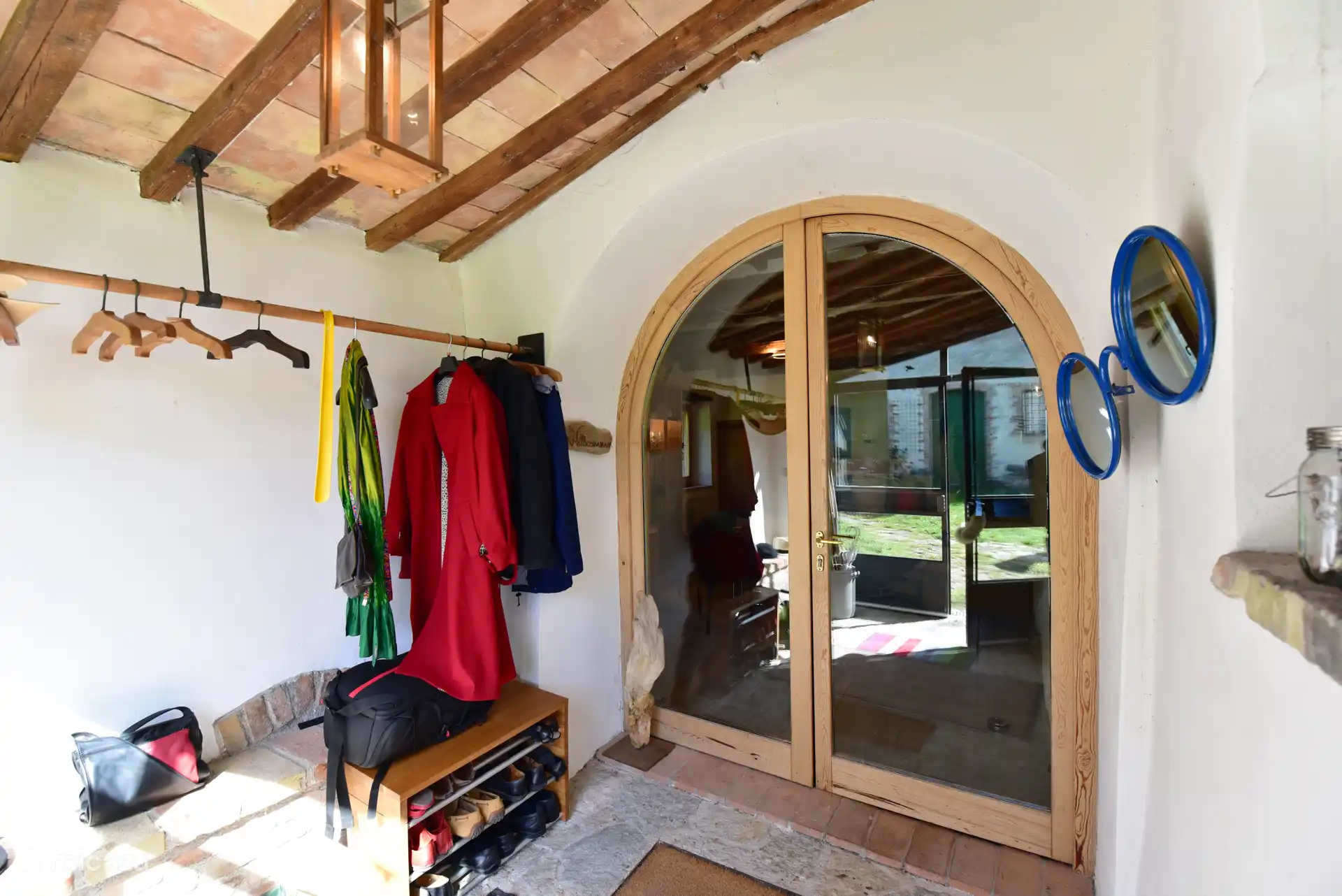 Eingang, verglast mit Brillen-Spiegel, großer Garderobe, Schuhablagen