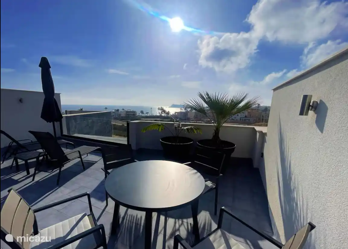 Solarium met ronde eethoek oek en 4 stoelen