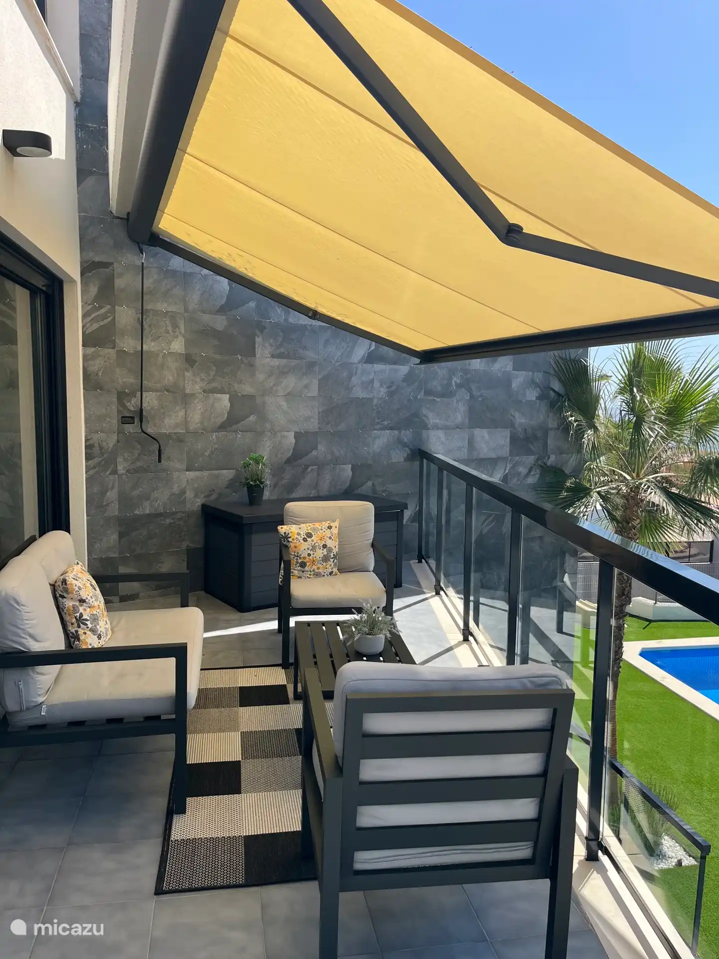 Zonnescherm voor schaduw over het balkon
