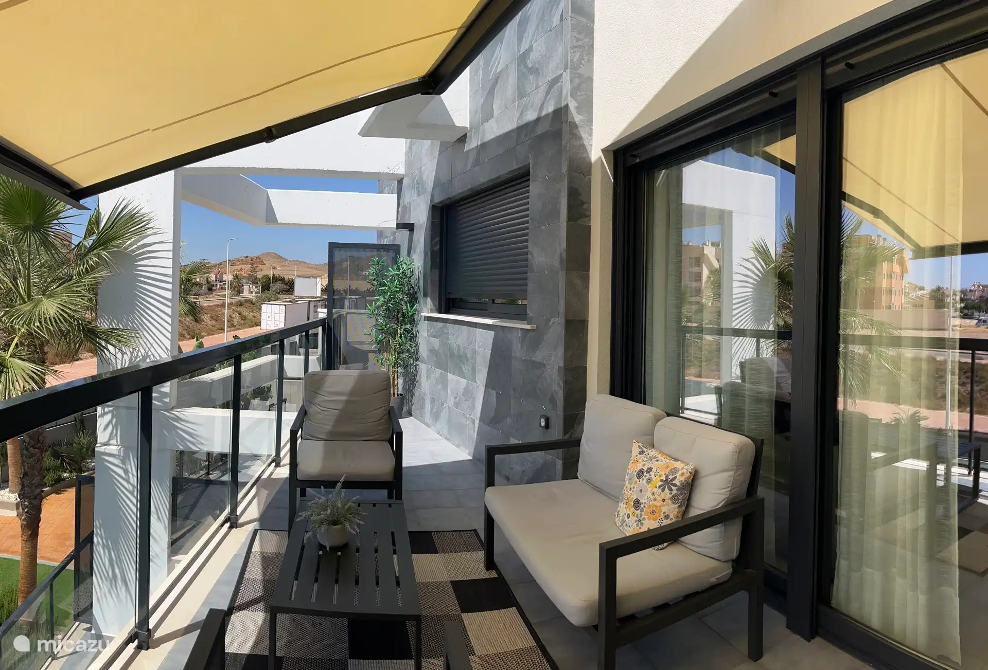 Uitzicht op bergen vanaf het balkon