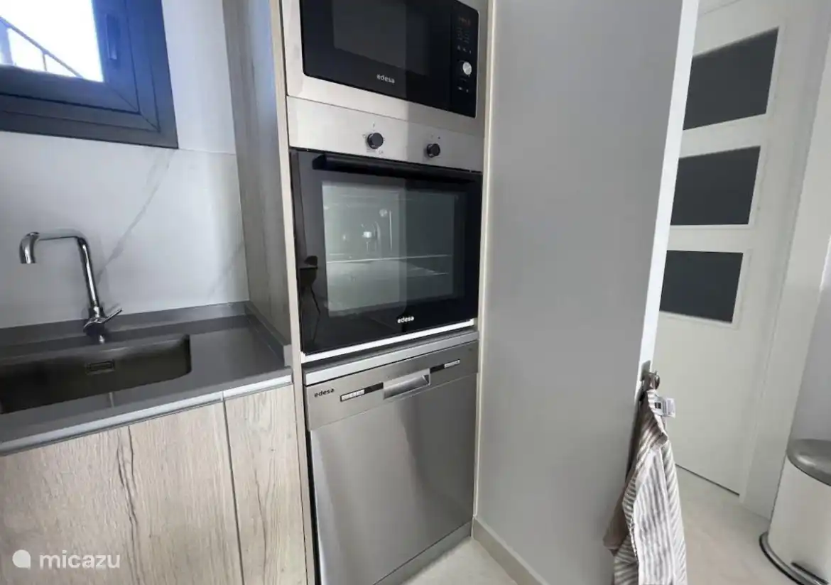 Keuken afwasmachine, oven en combimagnetron