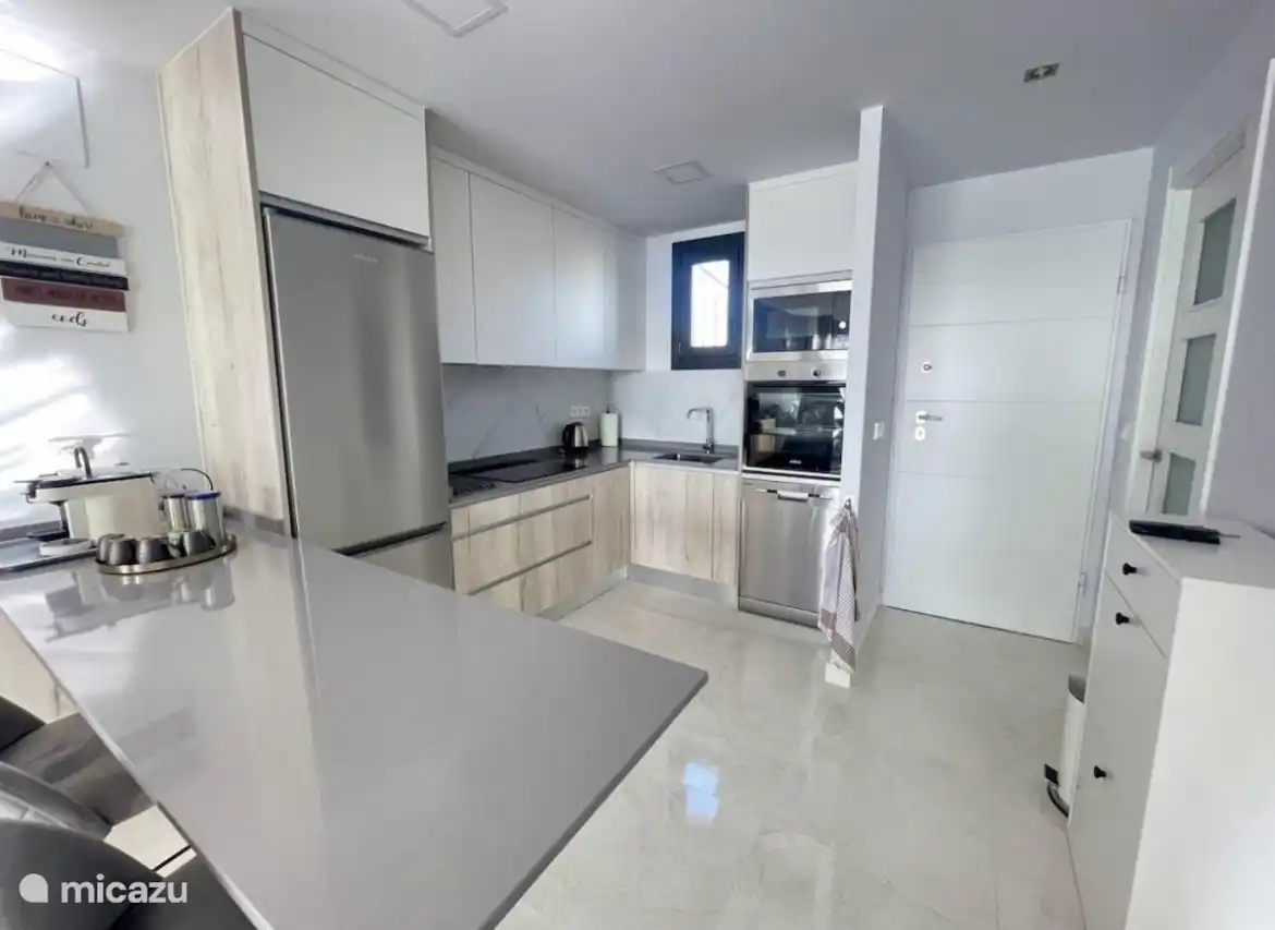 Luxe keuken met diverse aparatuur