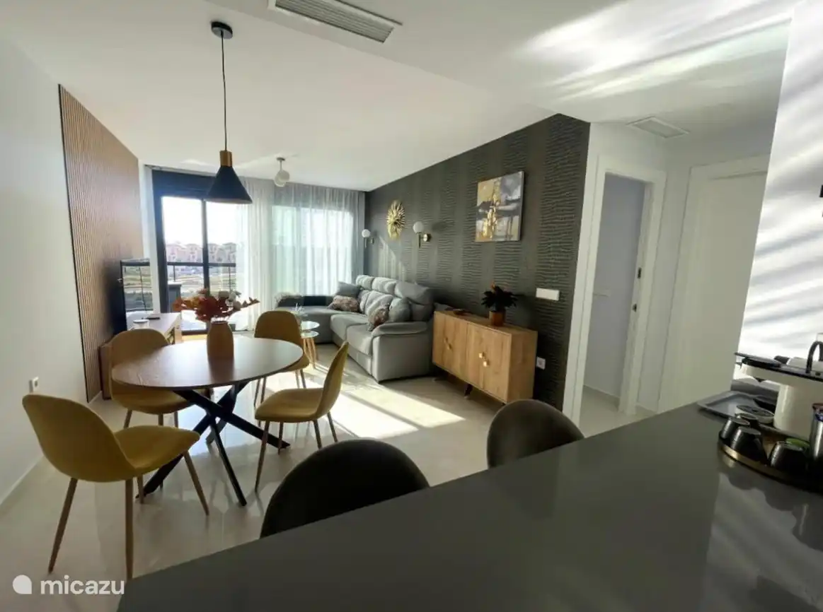 Woonkamer met eethoek gezien vanuit de open keuken