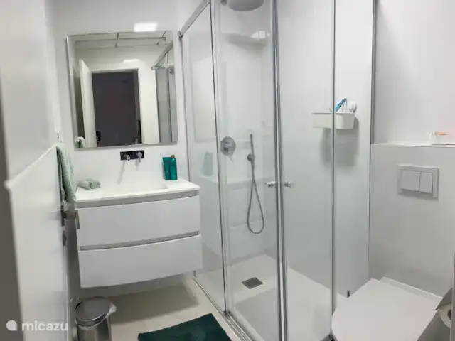 Ático Gloria con vistas al mar en España, Costa Cálida, Puerto de Mazarrón - penthouse Baño 2 con ducha de lluvia y de mano, toilette, muebles de baño con 2 cajones.