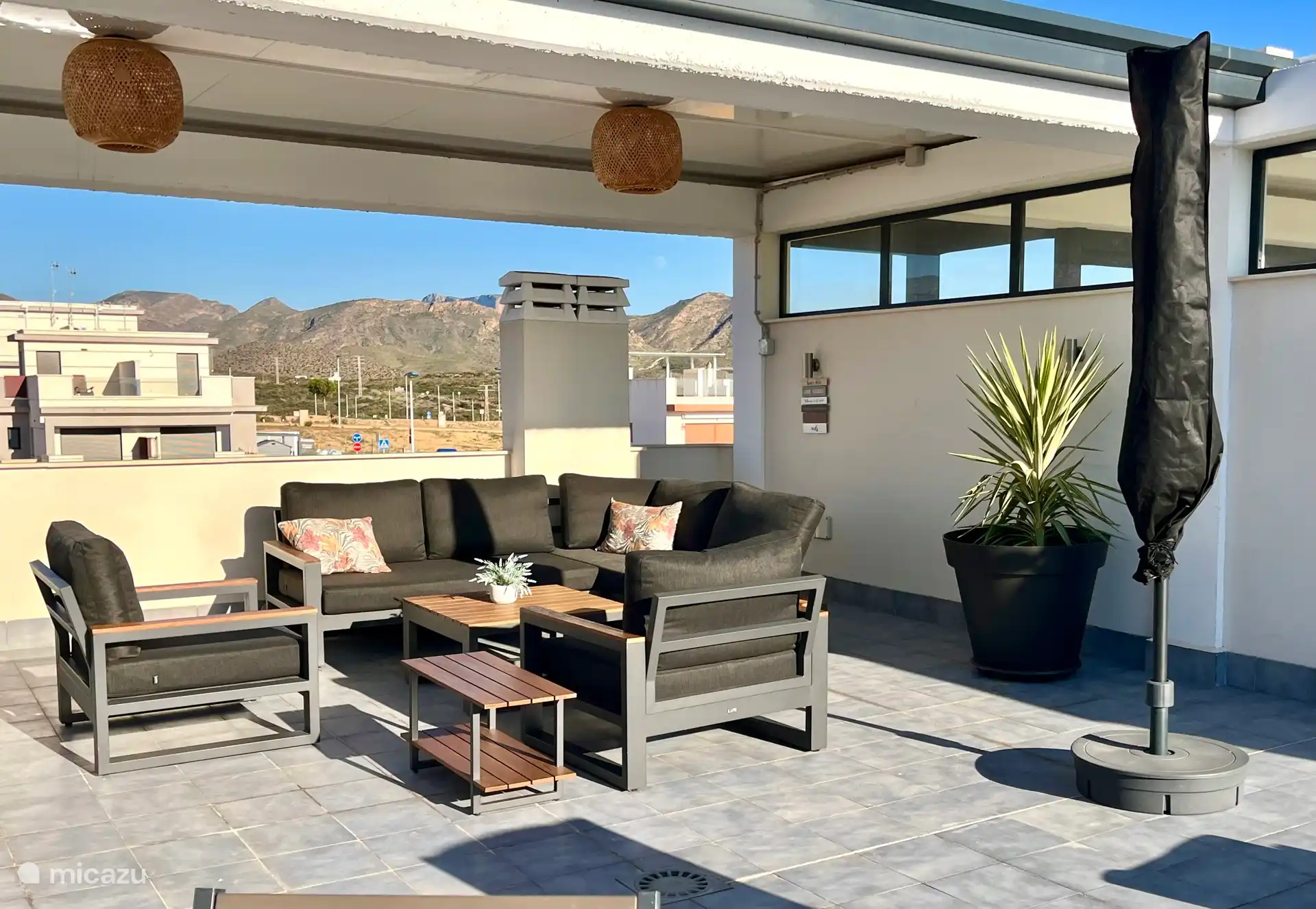 Solarium met gedeeltelijke overkapping