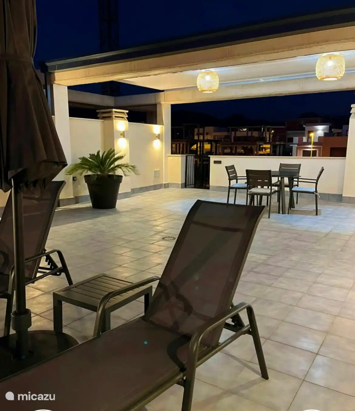 Solarium met ver lichting en overkapping