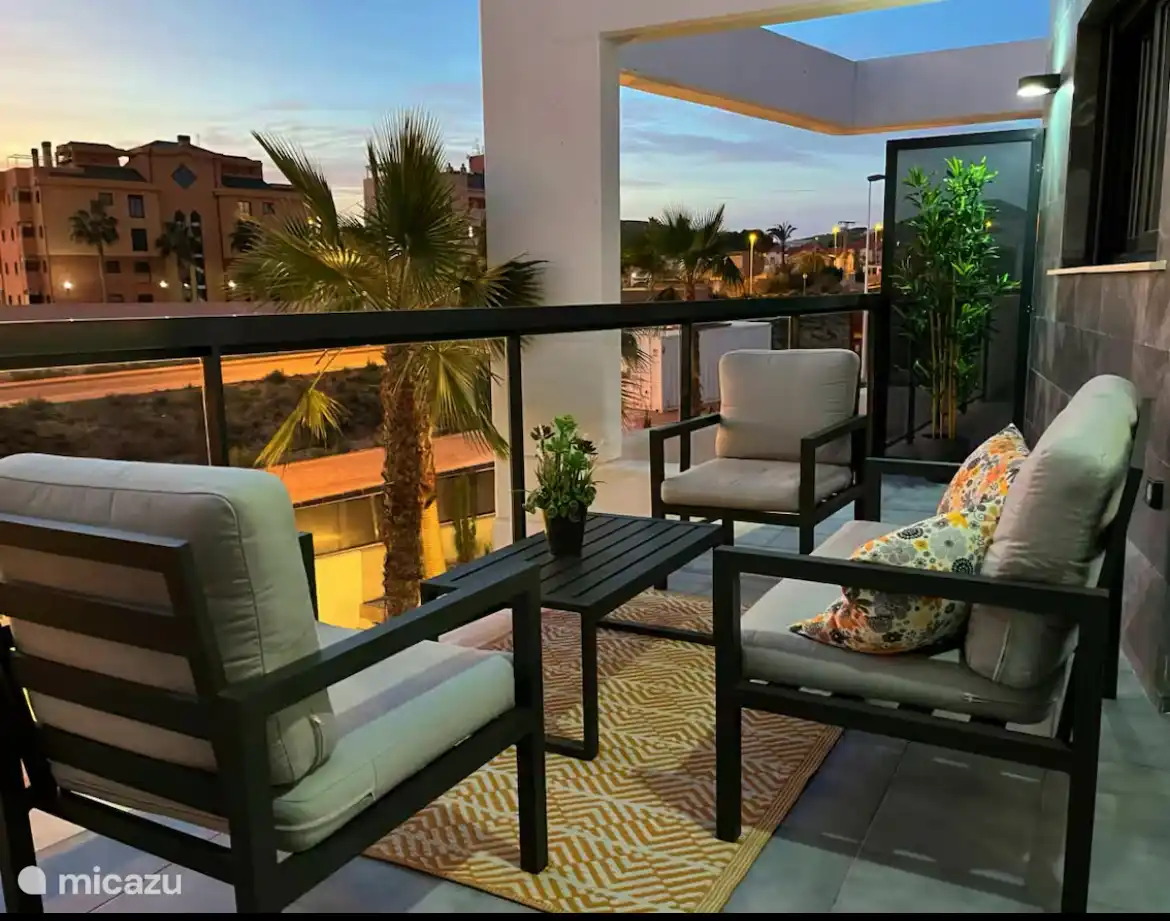 Balkon in de avonduren met verlichting