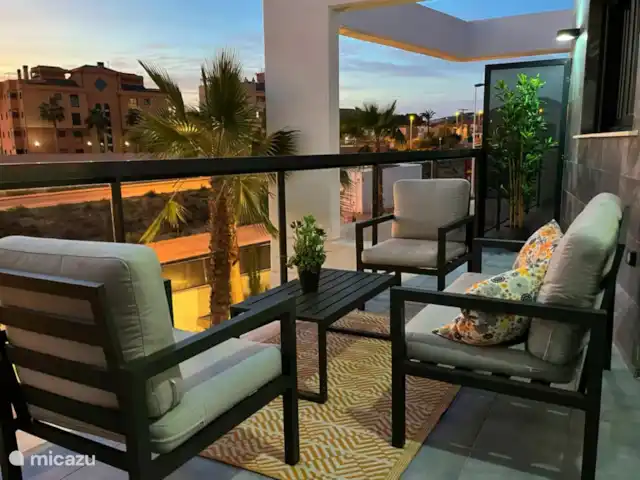 Ático Gloria con vistas al mar en España, Costa Cálida, Puerto de Mazarrón - penthouse Balcón por la noche con iluminación