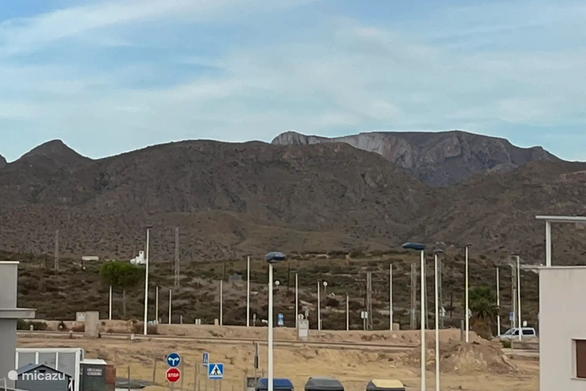 Uitzicht op bergen vanaf solarium