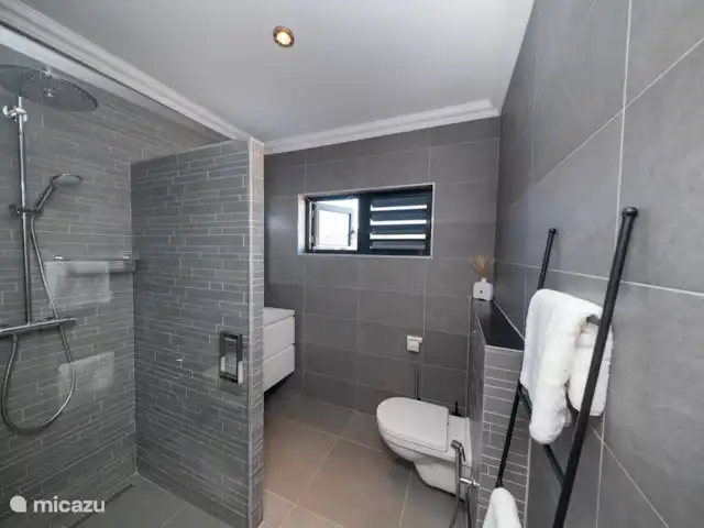 Pearl apartments - Luna huren in Curaçao, Curacao-Midden, Blue Bay - appartement Badkamer appartement-Luna