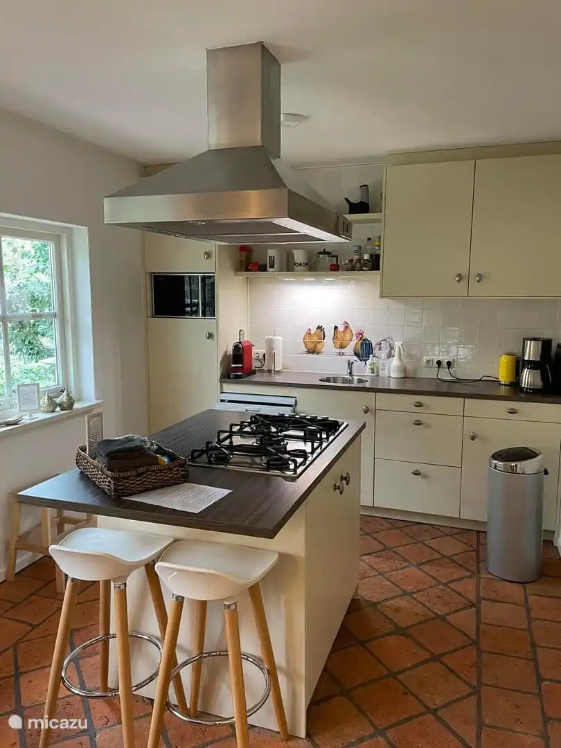 Compleet ingerichte keuken met combi magnetron en afwasmachine