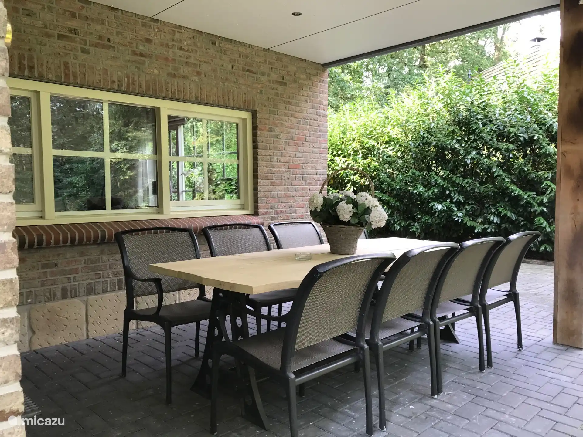 Genieten van de natuur onder de veranda