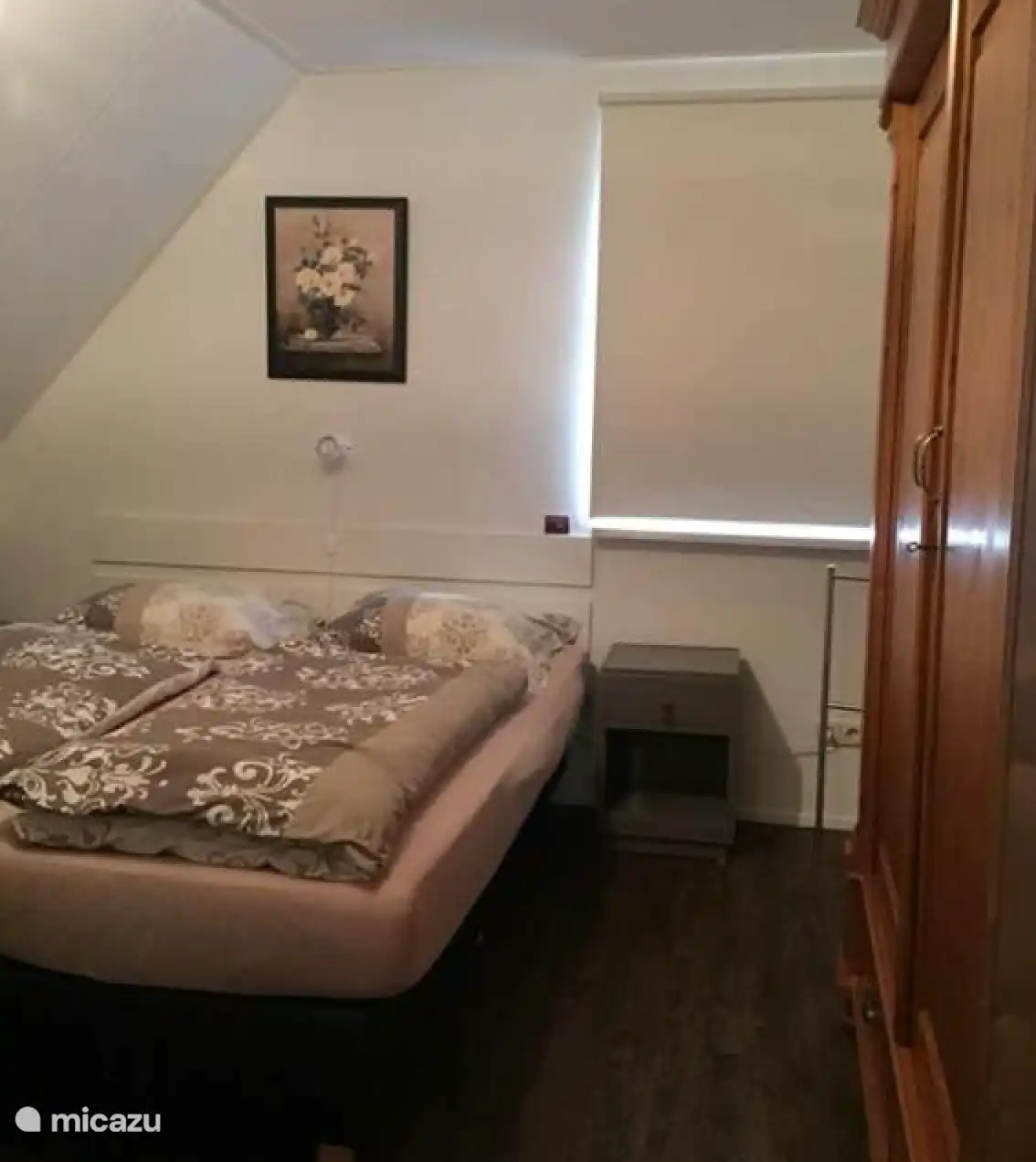 drie  slaapkamers met een persoons bedden